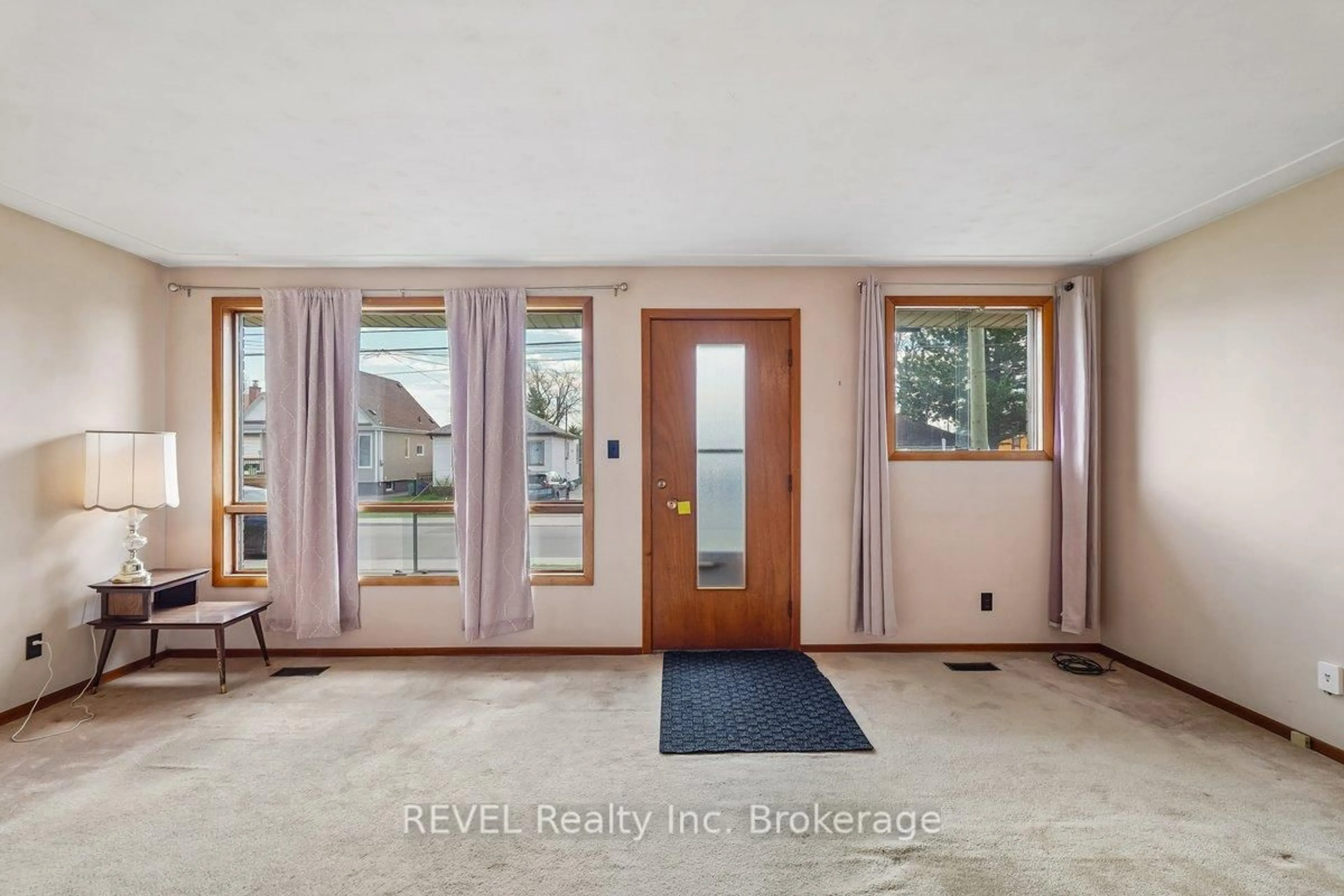 Indoor entryway for 547 Quebec St, Hamilton Ontario L8H 6V3