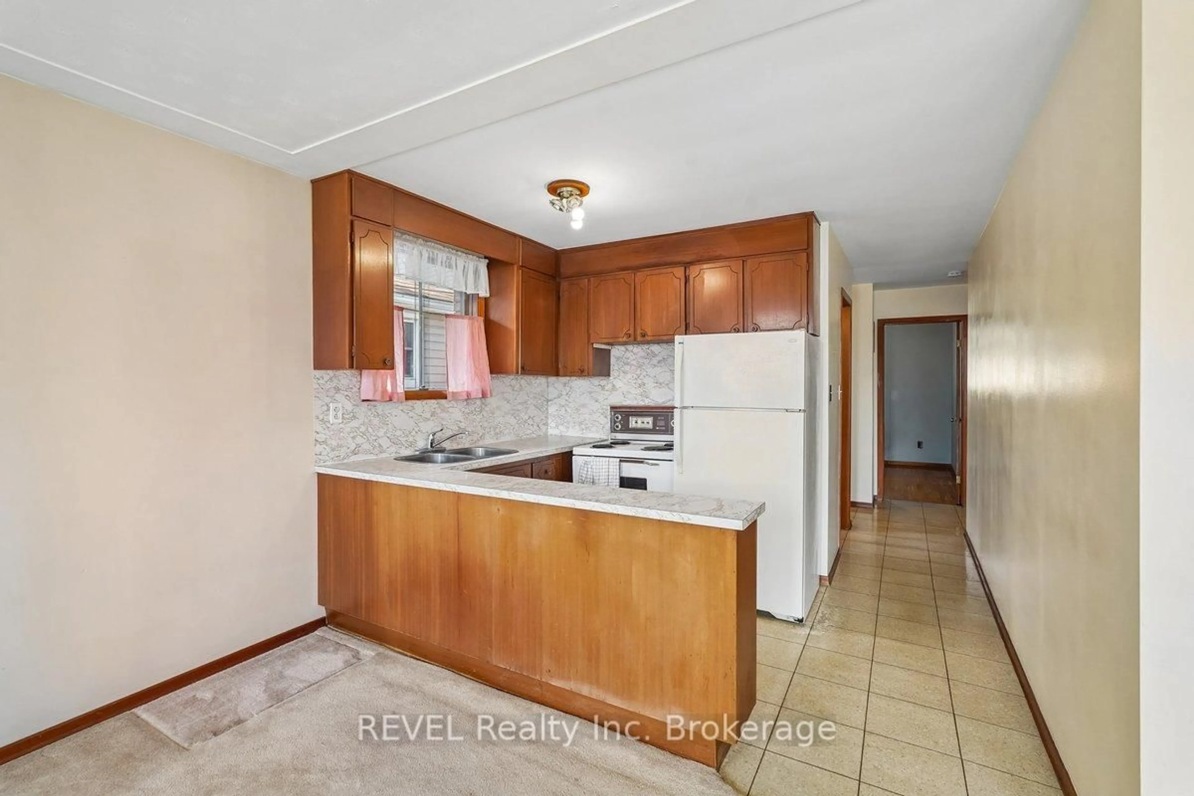 Standard kitchen, unknown for 547 Quebec St, Hamilton Ontario L8H 6V3