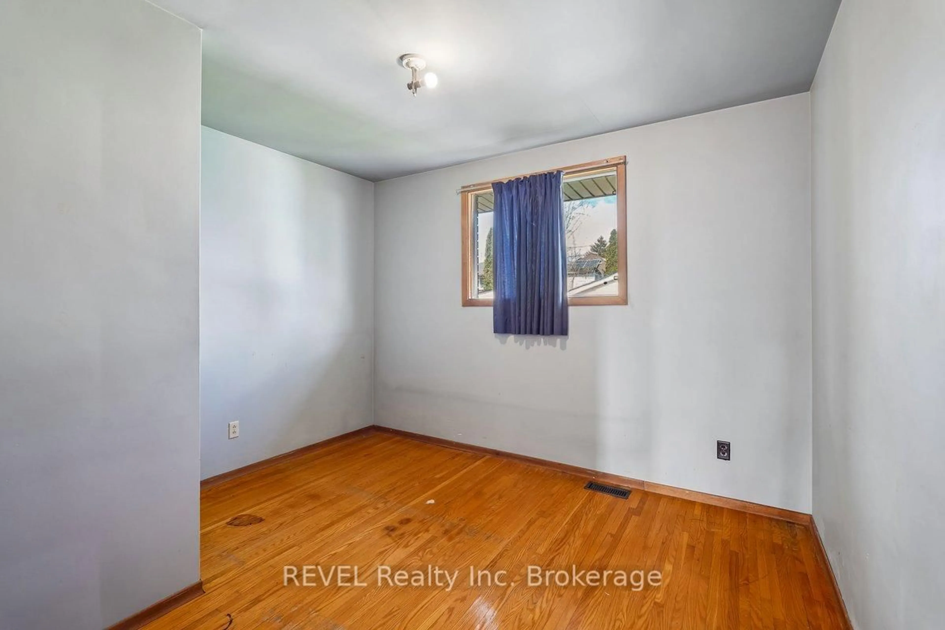 A pic of a room for 547 Quebec St, Hamilton Ontario L8H 6V3