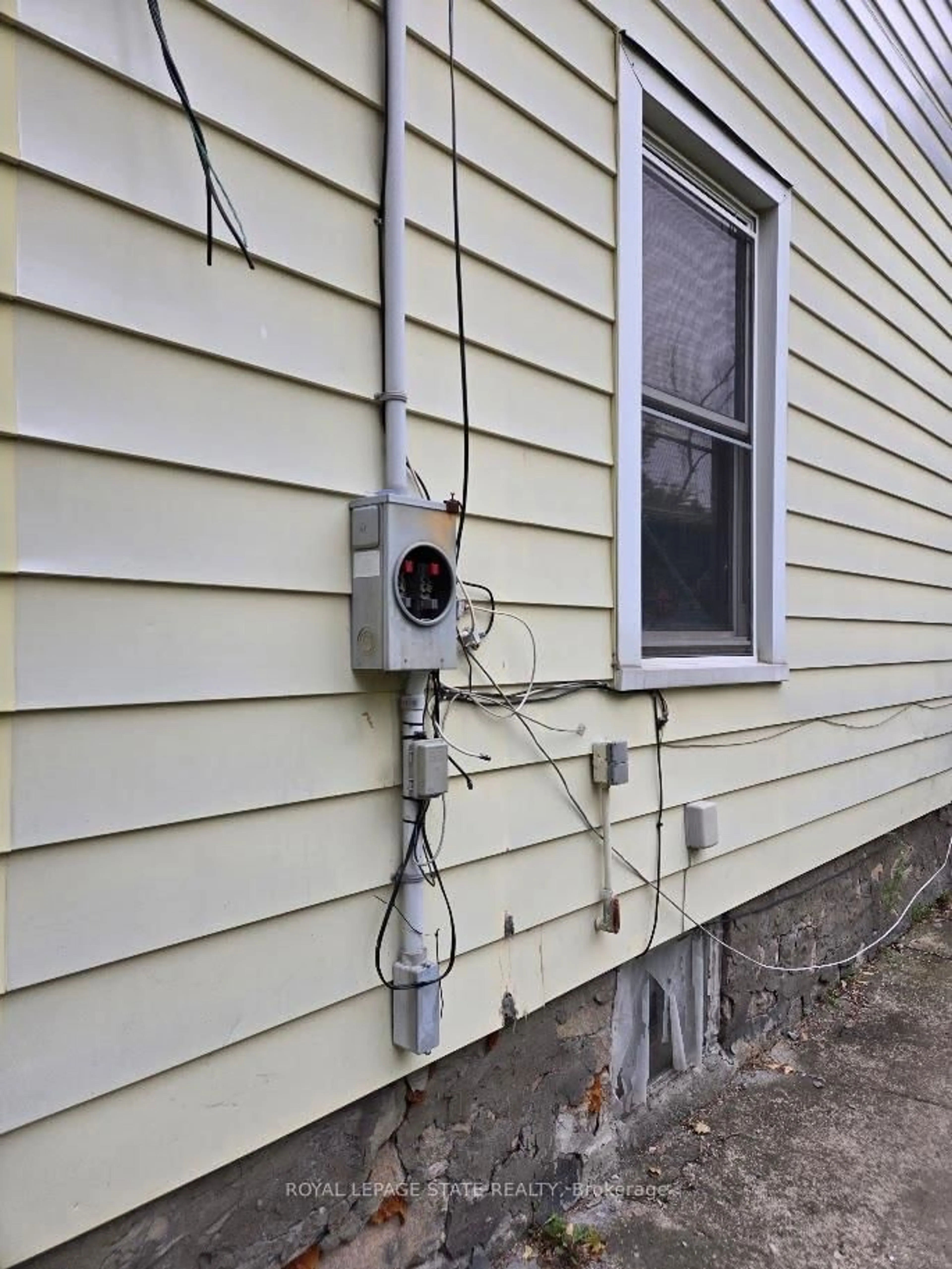 Home with vinyl exterior material, building for 4340 Elgin St, Niagara Falls Ontario L2E 2X8