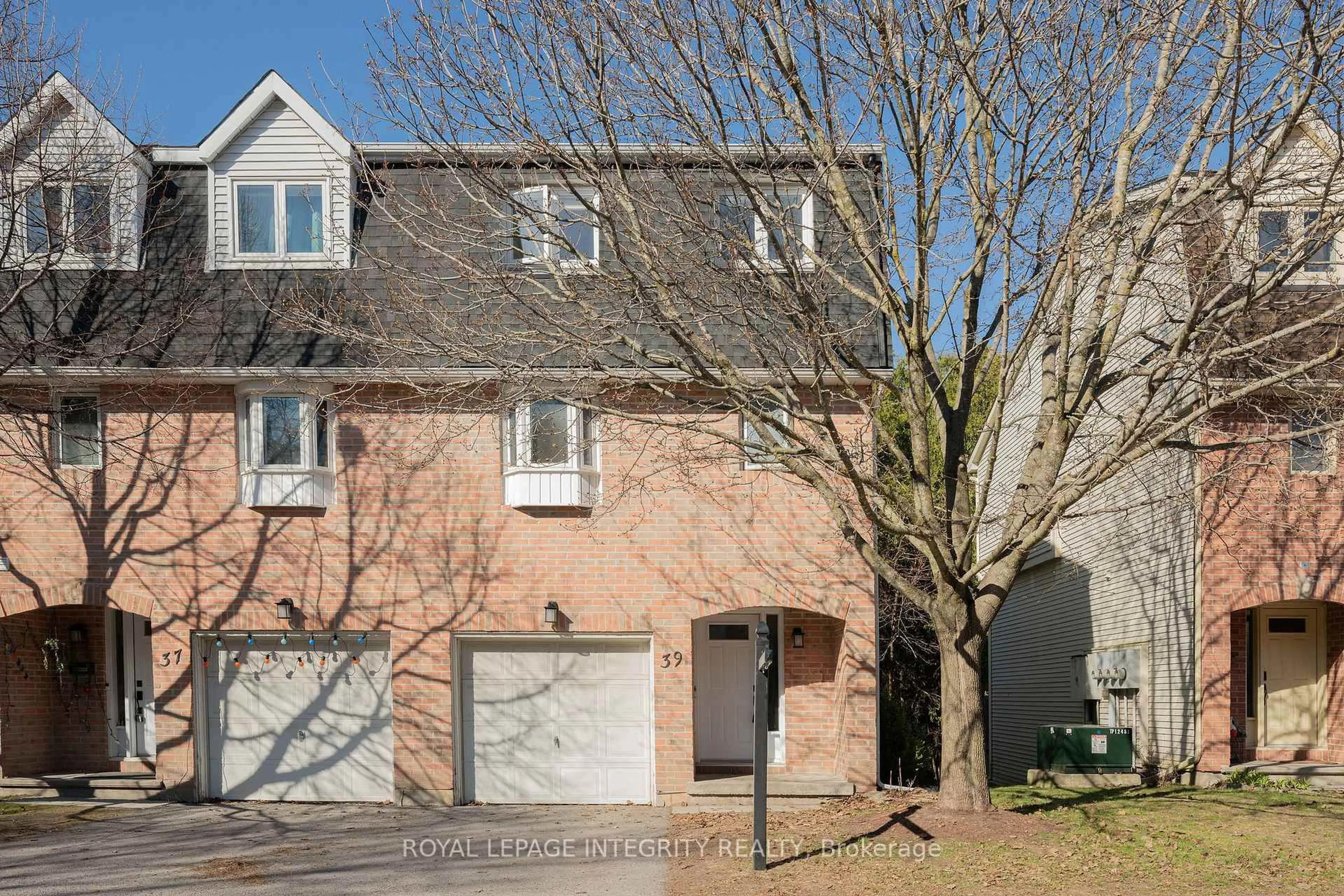 A pic from outside/outdoor area/front of a property/back of a property/a pic from drone, street for 39 Lightfoot Pl, Ottawa Ontario K2L 3M6