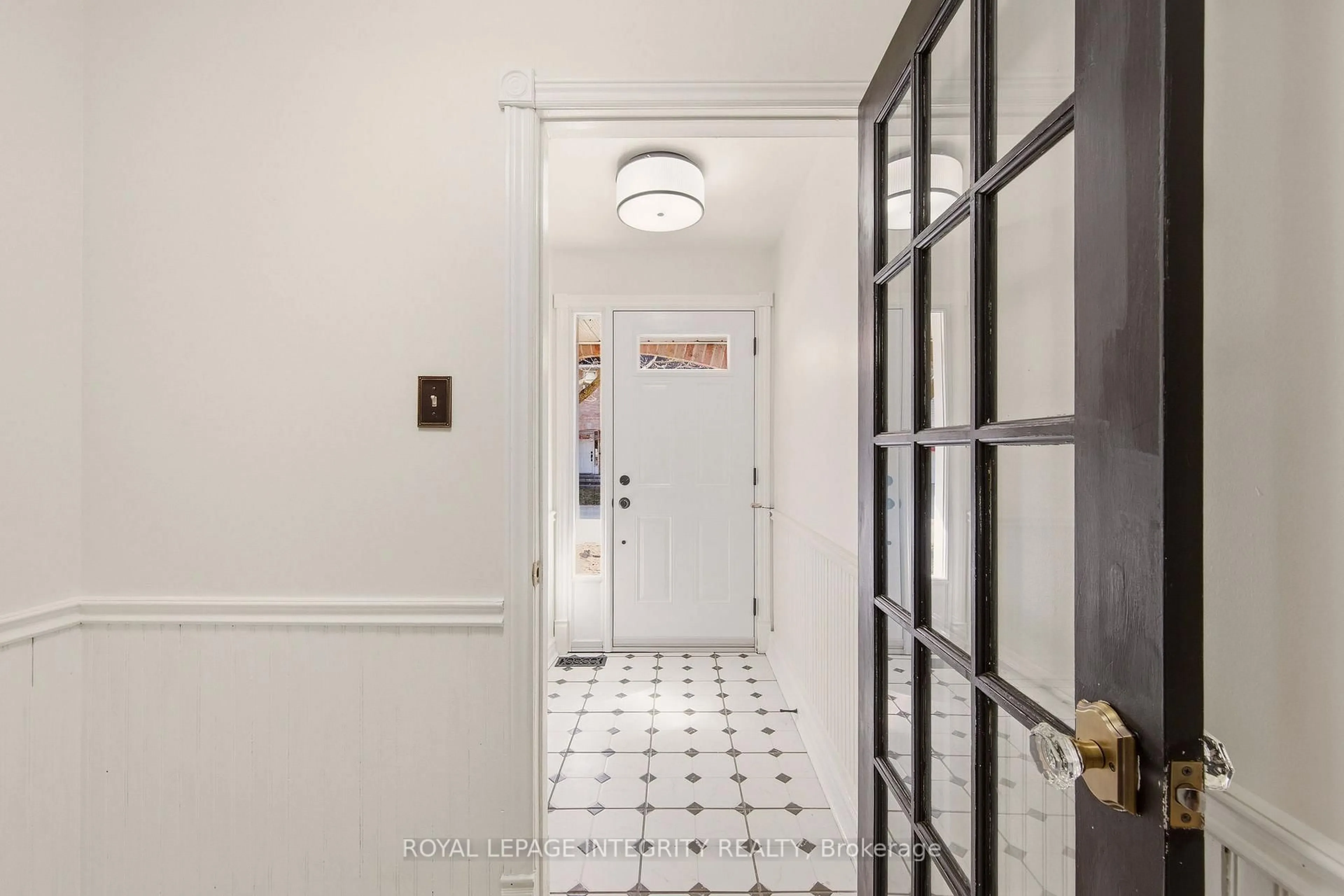 Indoor entryway for 39 Lightfoot Pl, Ottawa Ontario K2L 3M6