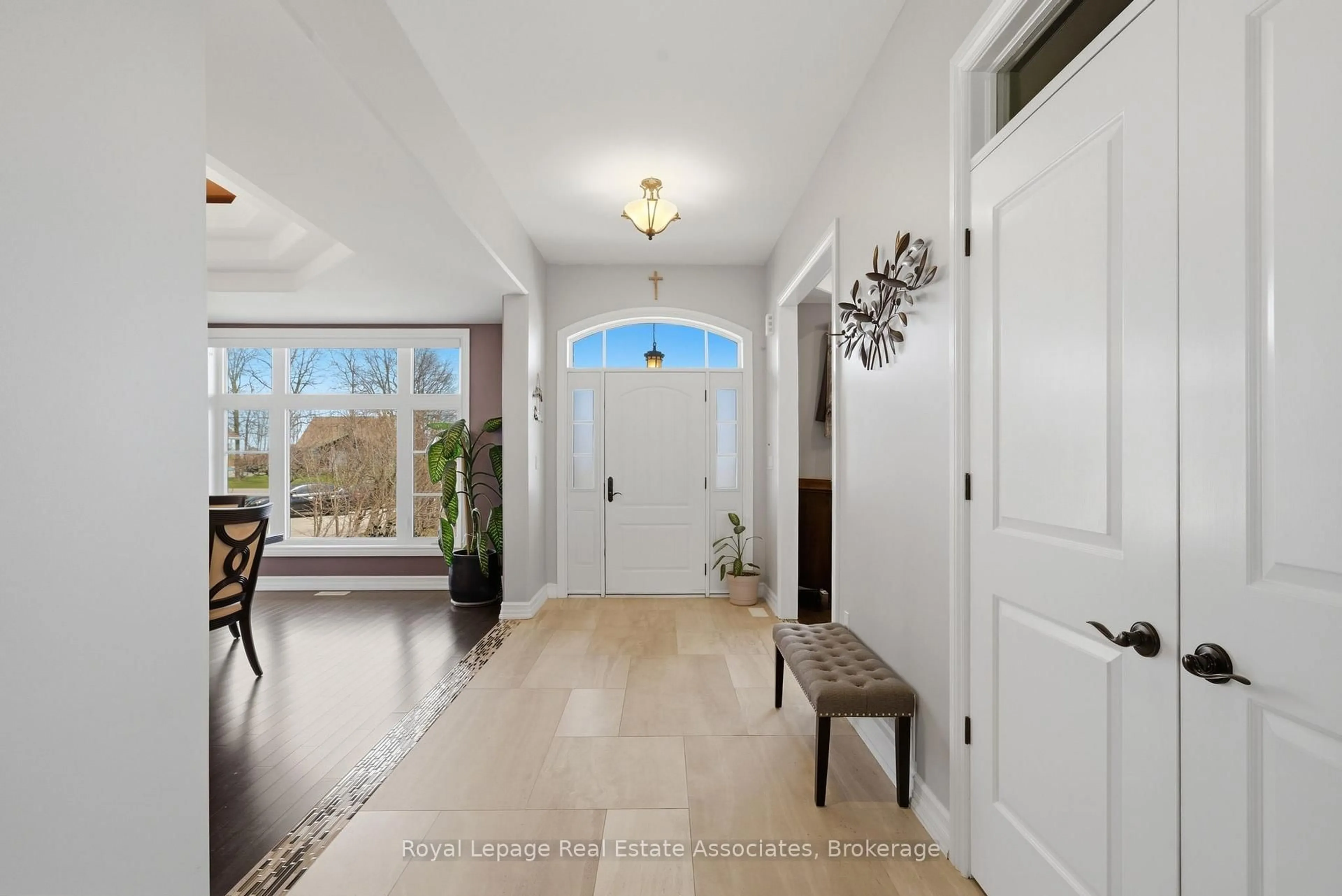 Indoor entryway for 43 Third Rd, Hamilton Ontario L8J 3J5
