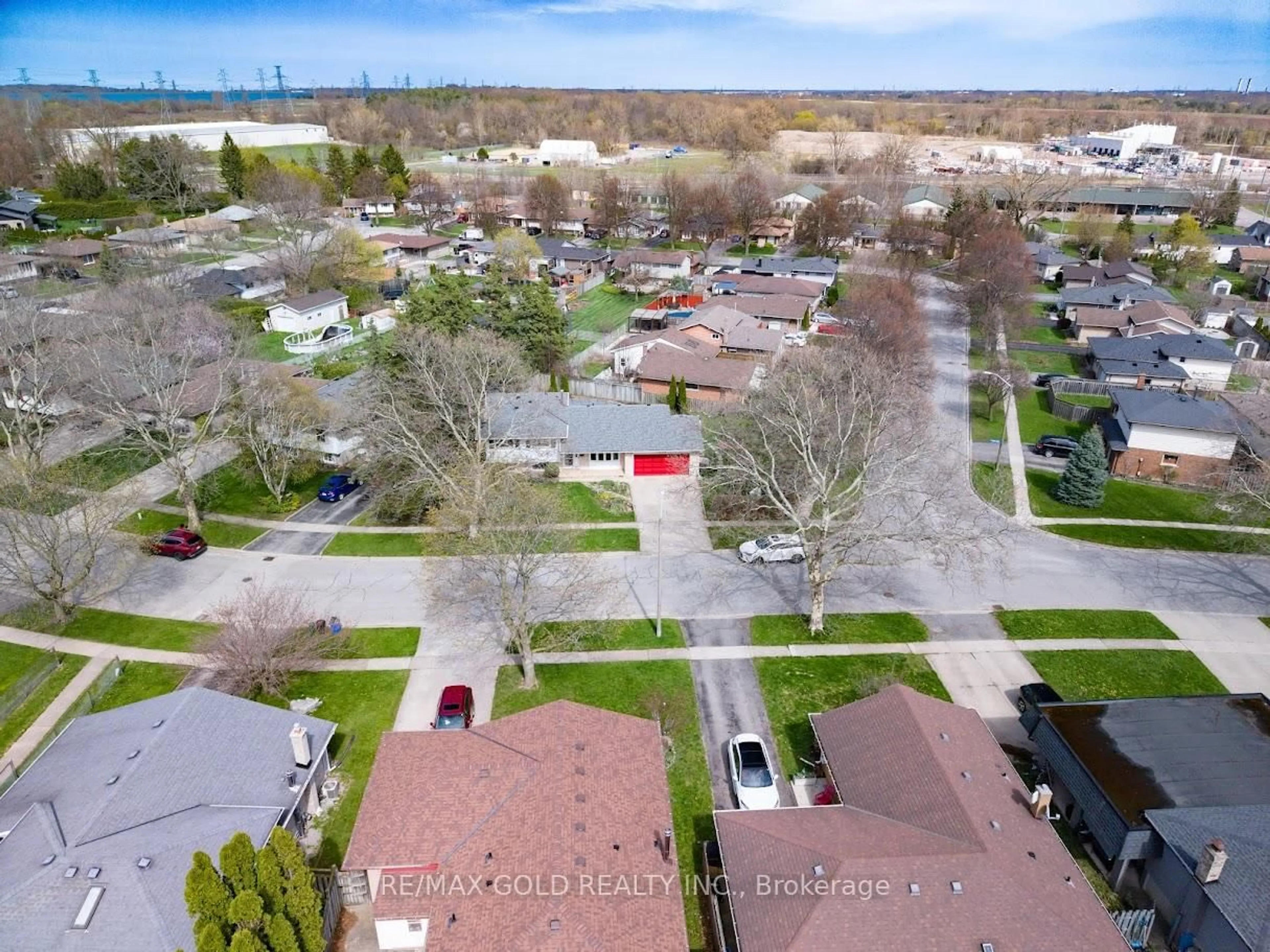 A pic from outside/outdoor area/front of a property/back of a property/a pic from drone, street for 2860 Henley Ave, Niagara Falls Ontario L2J 3M4