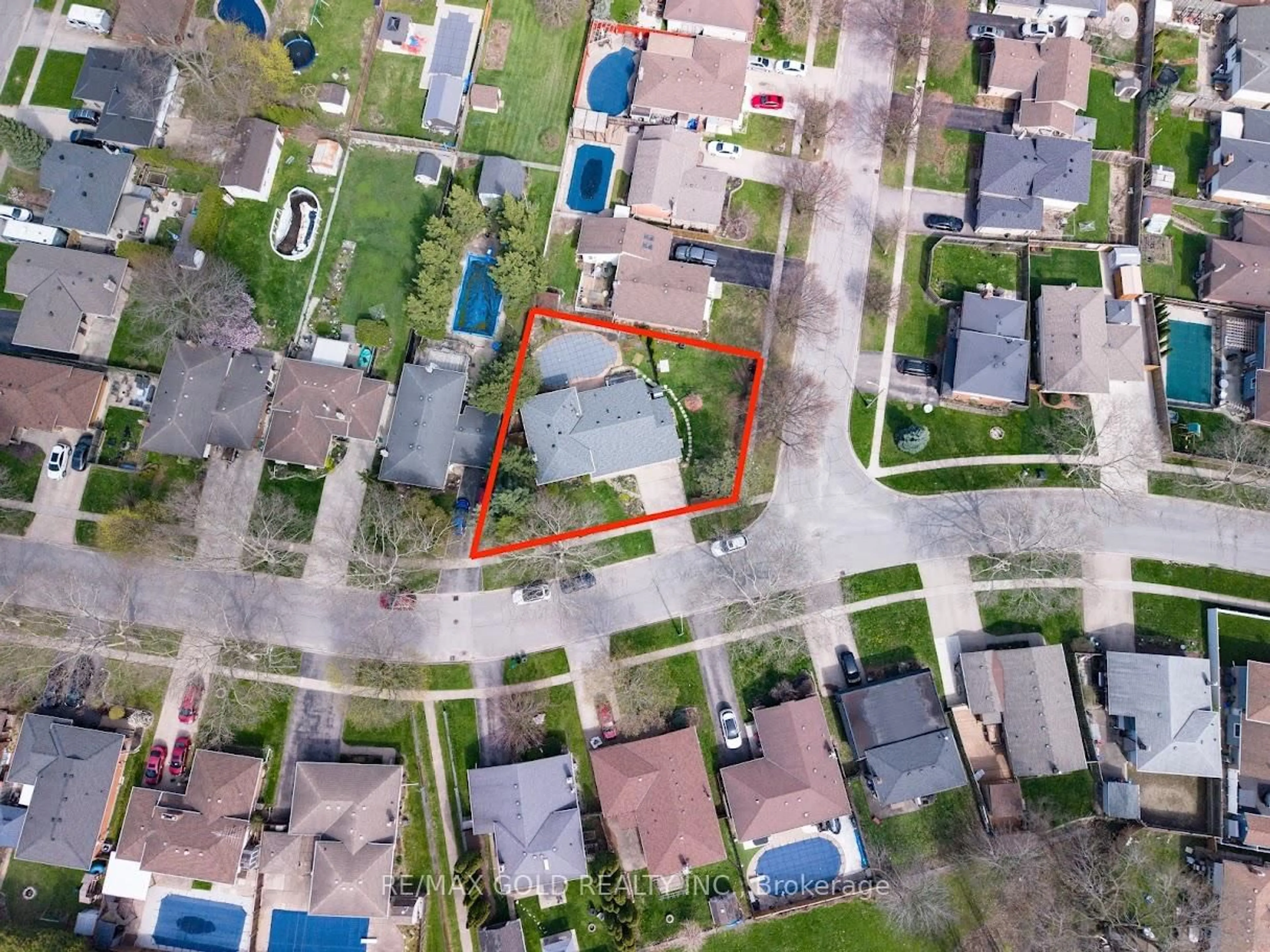 A pic from outside/outdoor area/front of a property/back of a property/a pic from drone, street for 2860 Henley Ave, Niagara Falls Ontario L2J 3M4