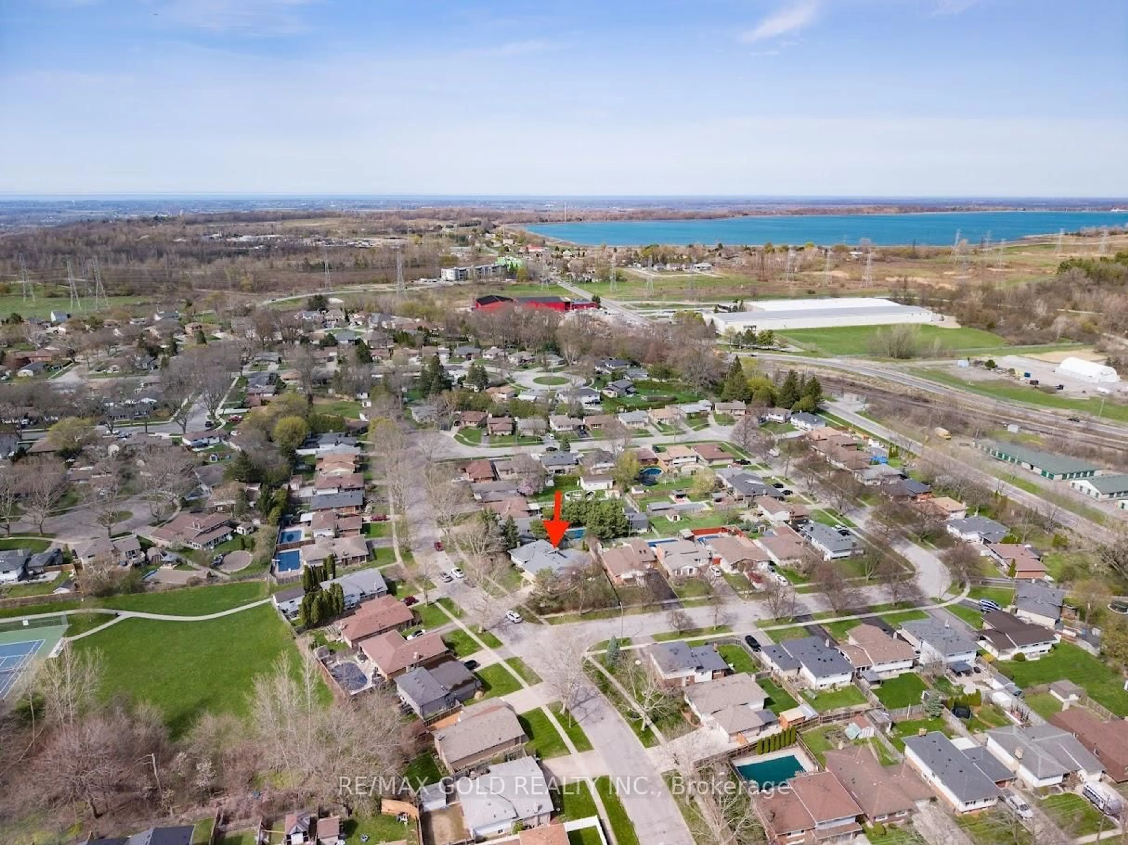 A pic from outside/outdoor area/front of a property/back of a property/a pic from drone, water/lake/river/ocean view for 2860 Henley Ave, Niagara Falls Ontario L2J 3M4