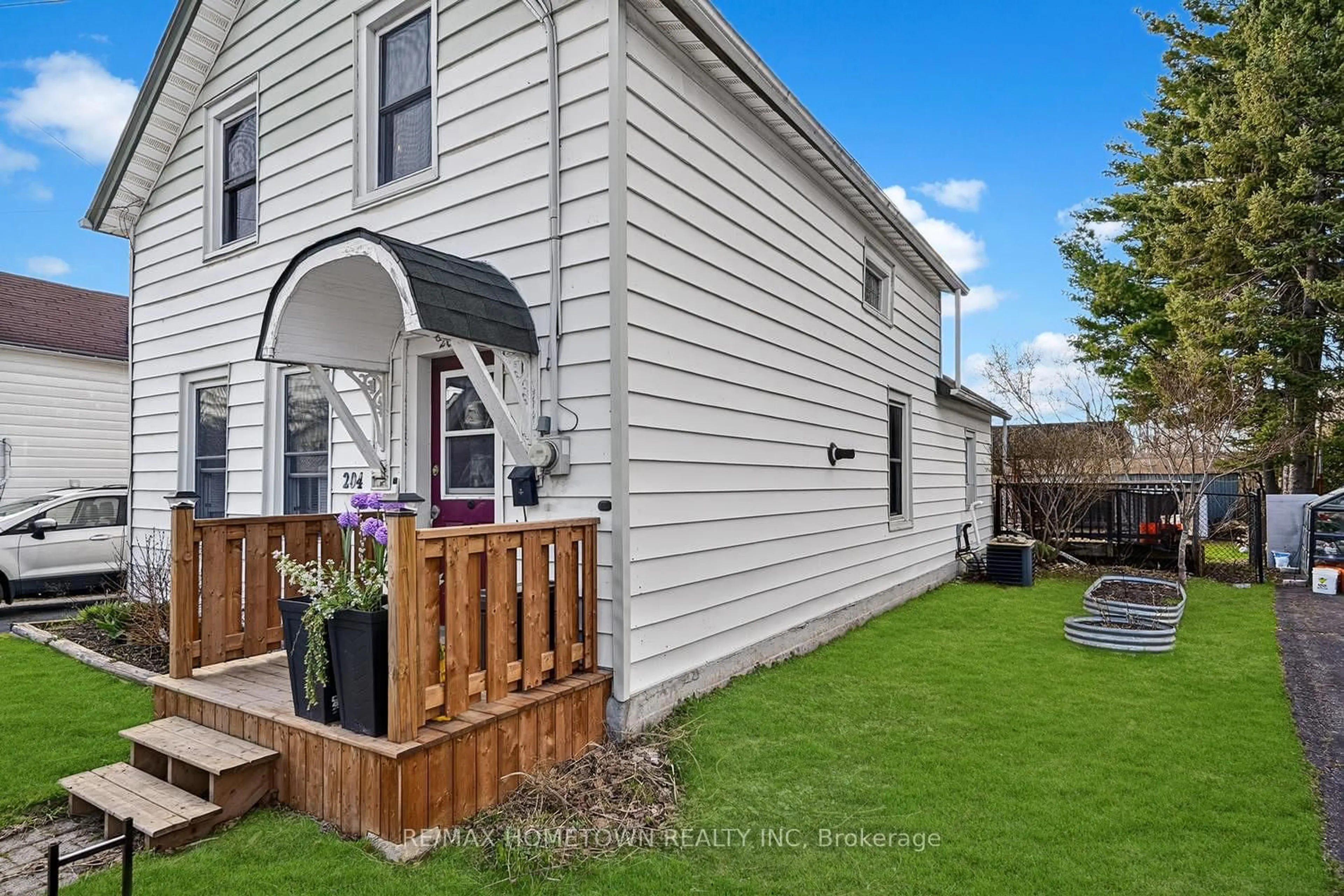 A pic from outside/outdoor area/front of a property/back of a property/a pic from drone, street for 204 Wood St, Prescott Ontario K0E 1T0