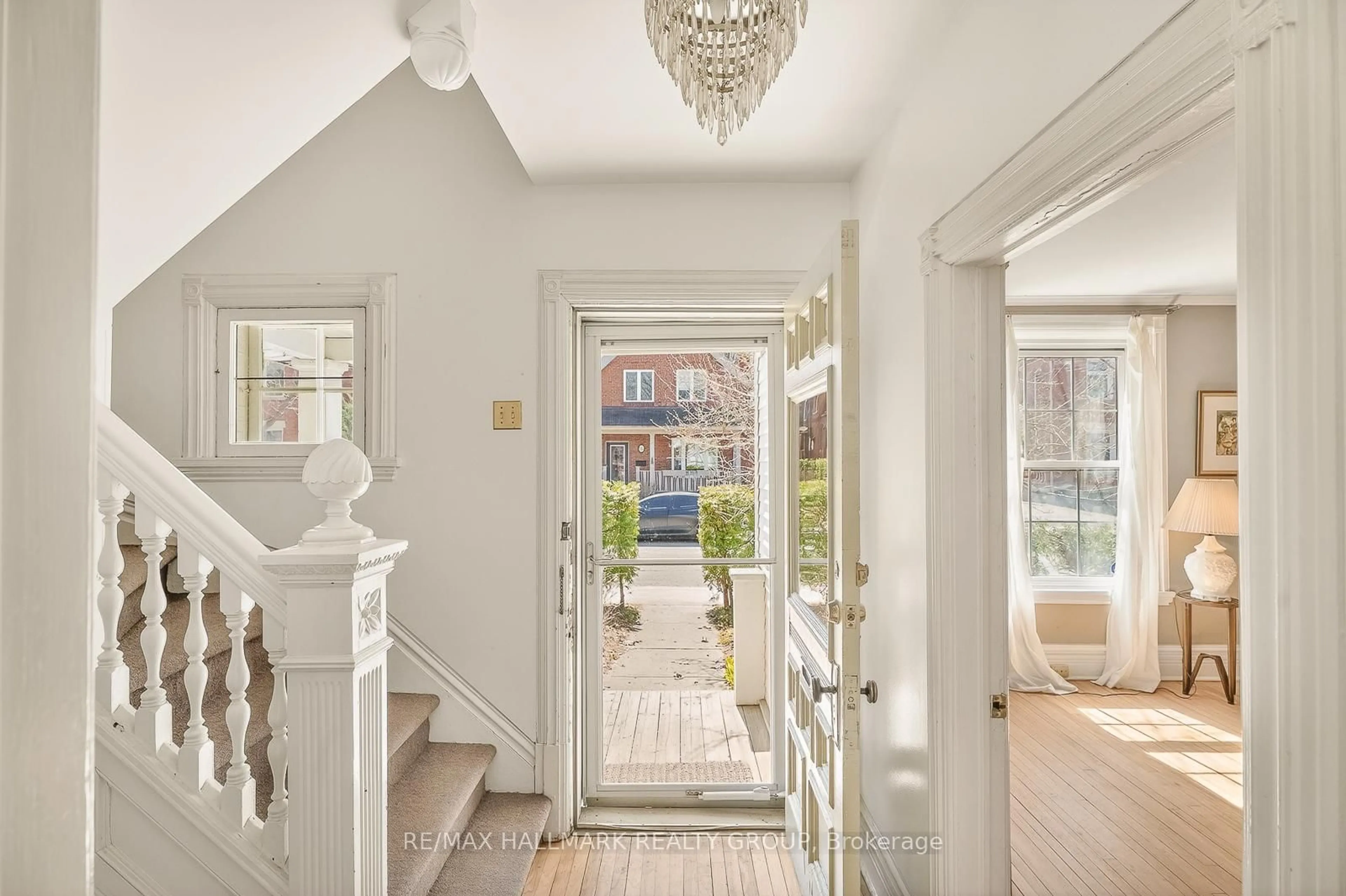 Indoor entryway for 89 Waverley St, Ottawa Ontario K2P 0V1