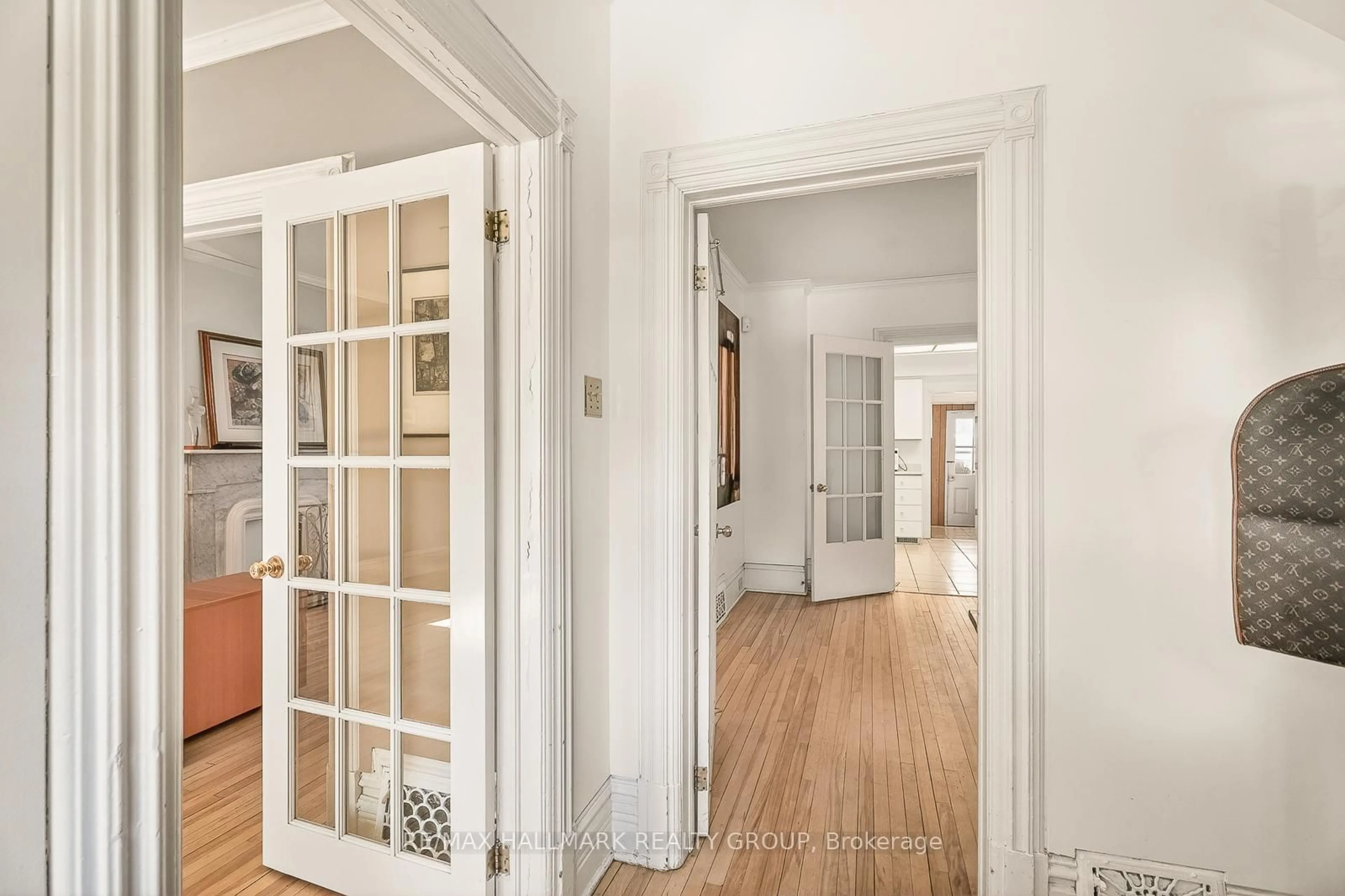 Indoor entryway for 89 Waverley St, Ottawa Ontario K2P 0V1