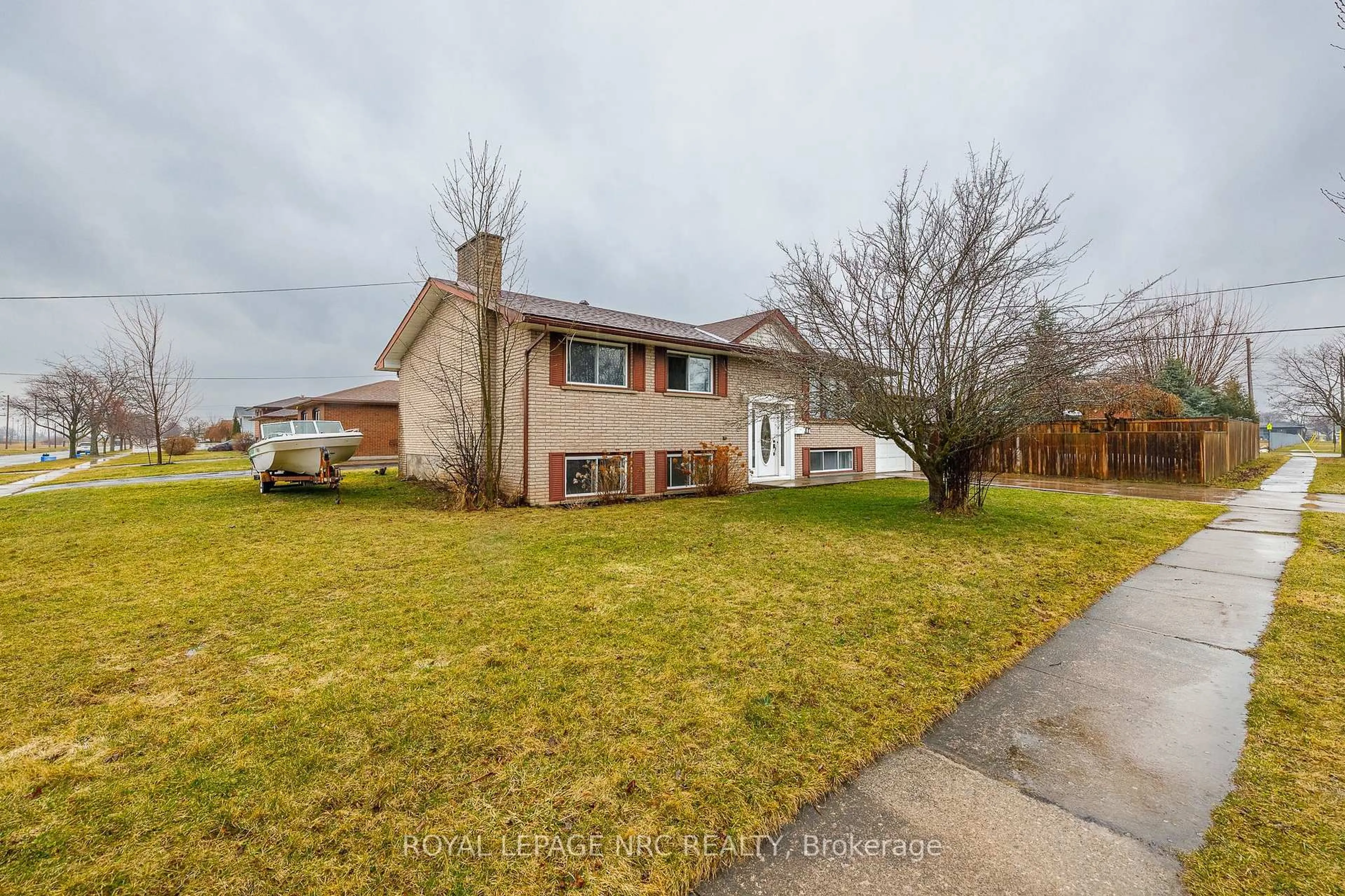 A pic from outside/outdoor area/front of a property/back of a property/a pic from drone, street for 106 Lewis St, Welland Ontario L3B 4V7