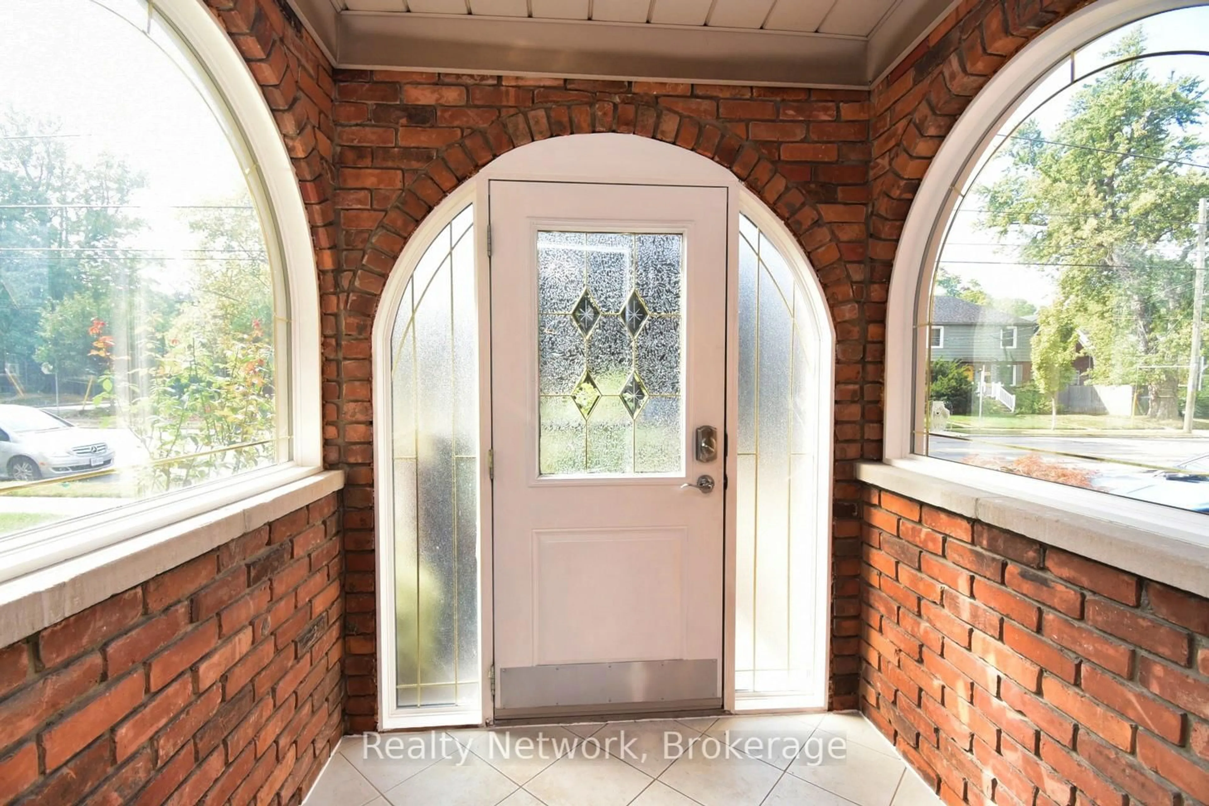 Indoor entryway for 522 ABERDEEN Ave, Hamilton Ontario L8P 2S2