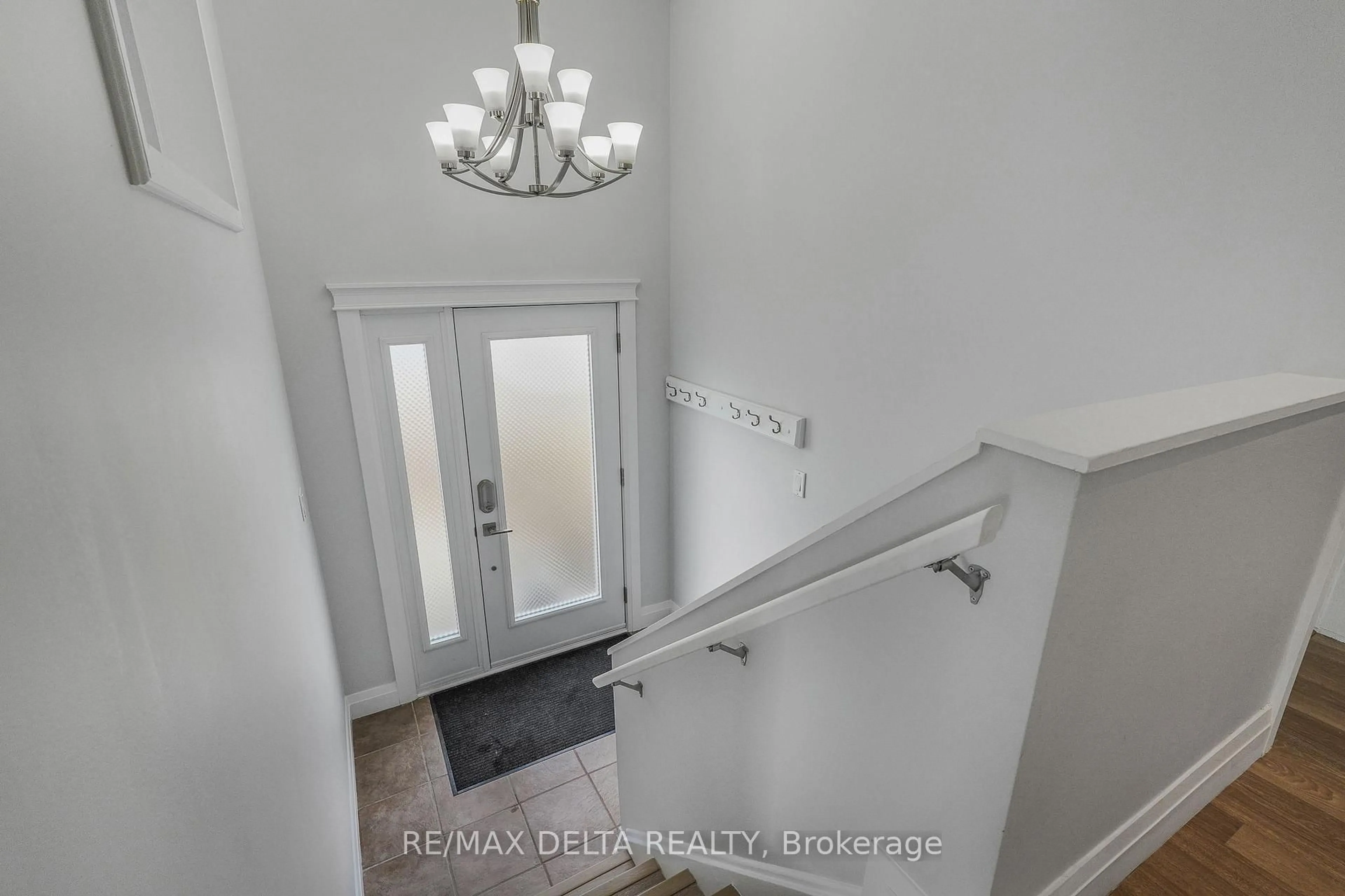 Indoor entryway for 813 Cote St, Clarence-Rockland Ontario K4K 1J9
