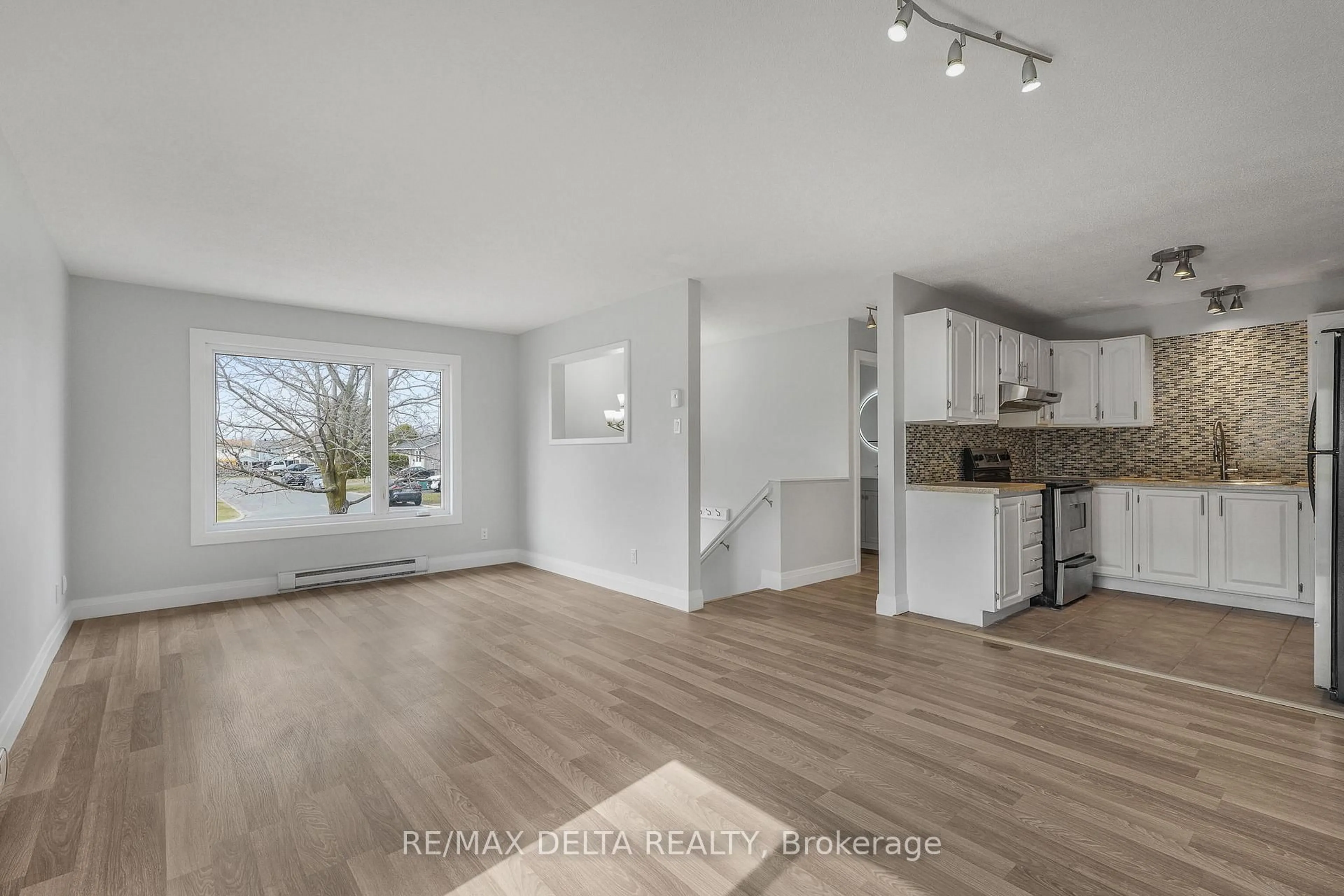 Open concept kitchen, wood/laminate floor for 813 Cote St, Clarence-Rockland Ontario K4K 1J9