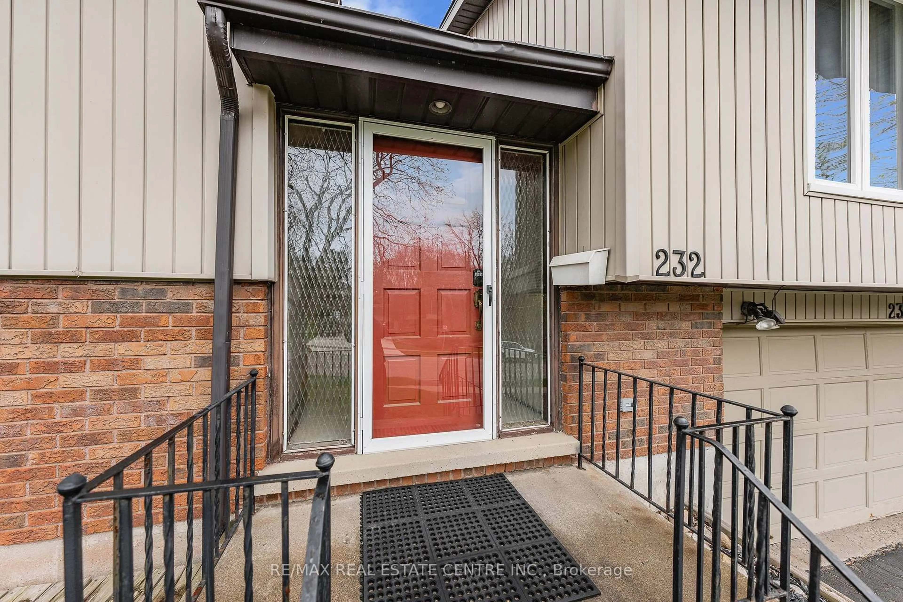 Indoor entryway for 232 Salisbury Ave, Cambridge Ontario N1S 1K5