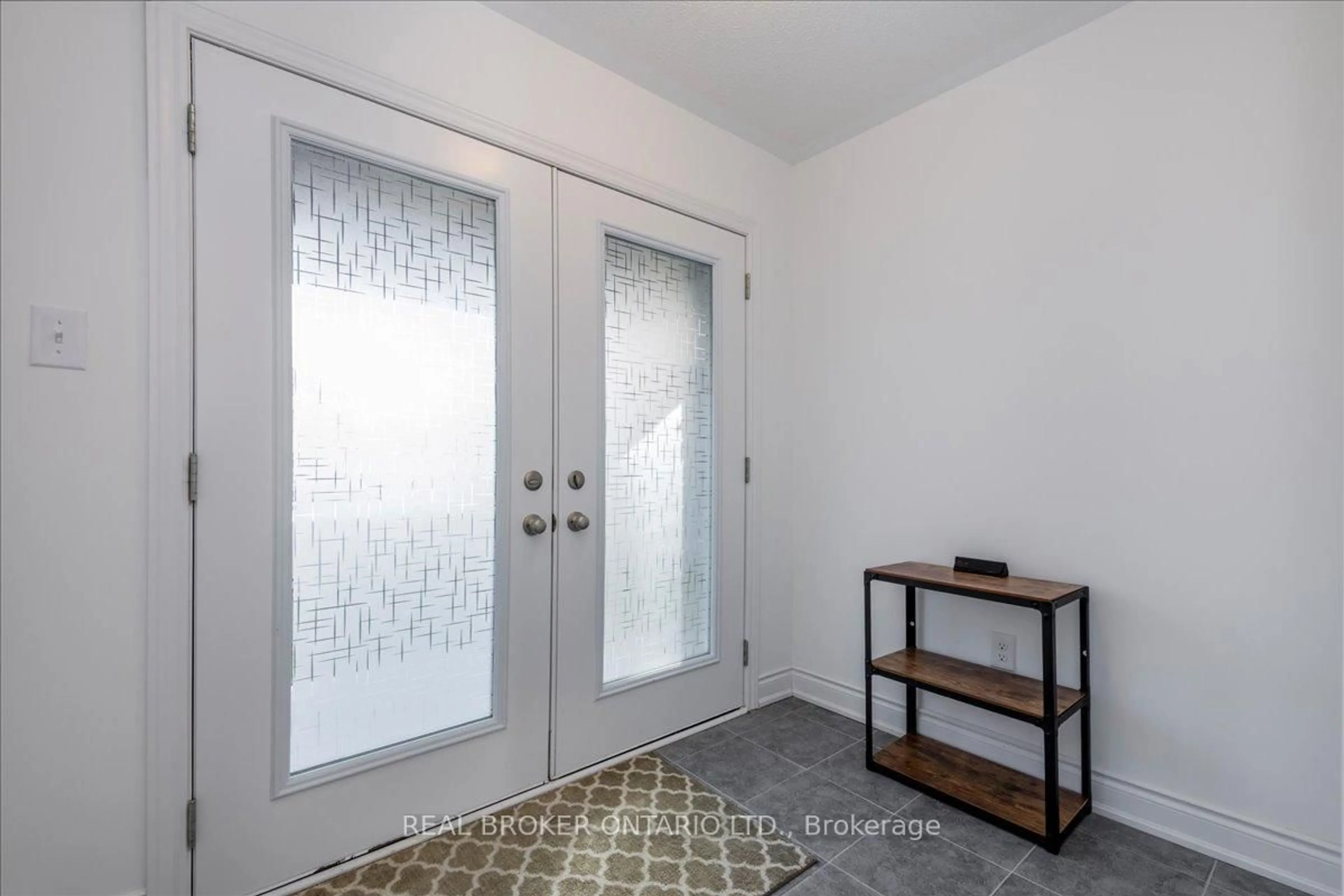 Indoor entryway for 111 Marina Village Dr, Georgian Bay Ontario L0K 1S0