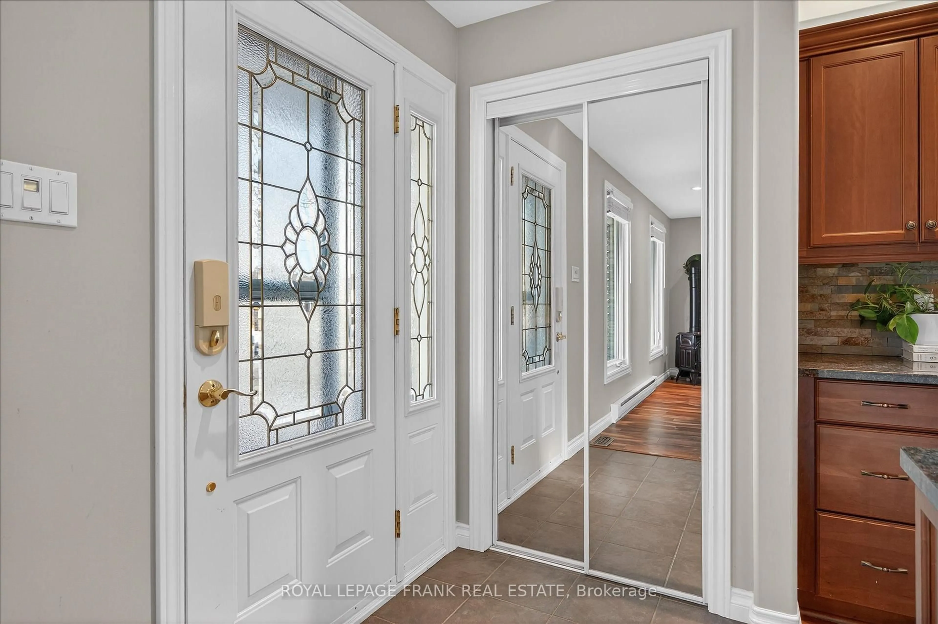 Indoor entryway for 2139 Springwood Rd, Peterborough Ontario K9K 1N7