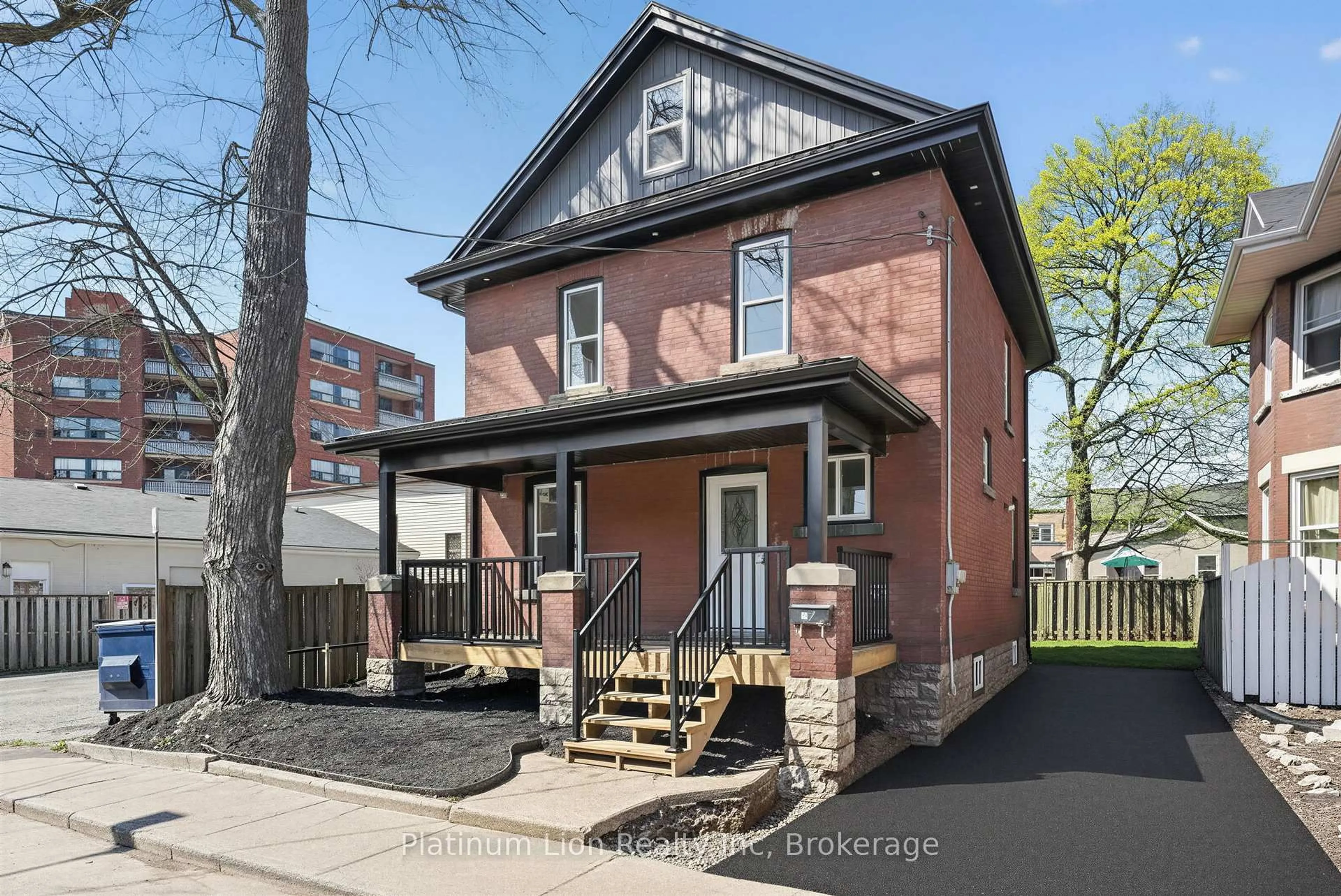 Home with brick exterior material, street for 20 Avenue Pl, Welland Ontario L3B 4B1