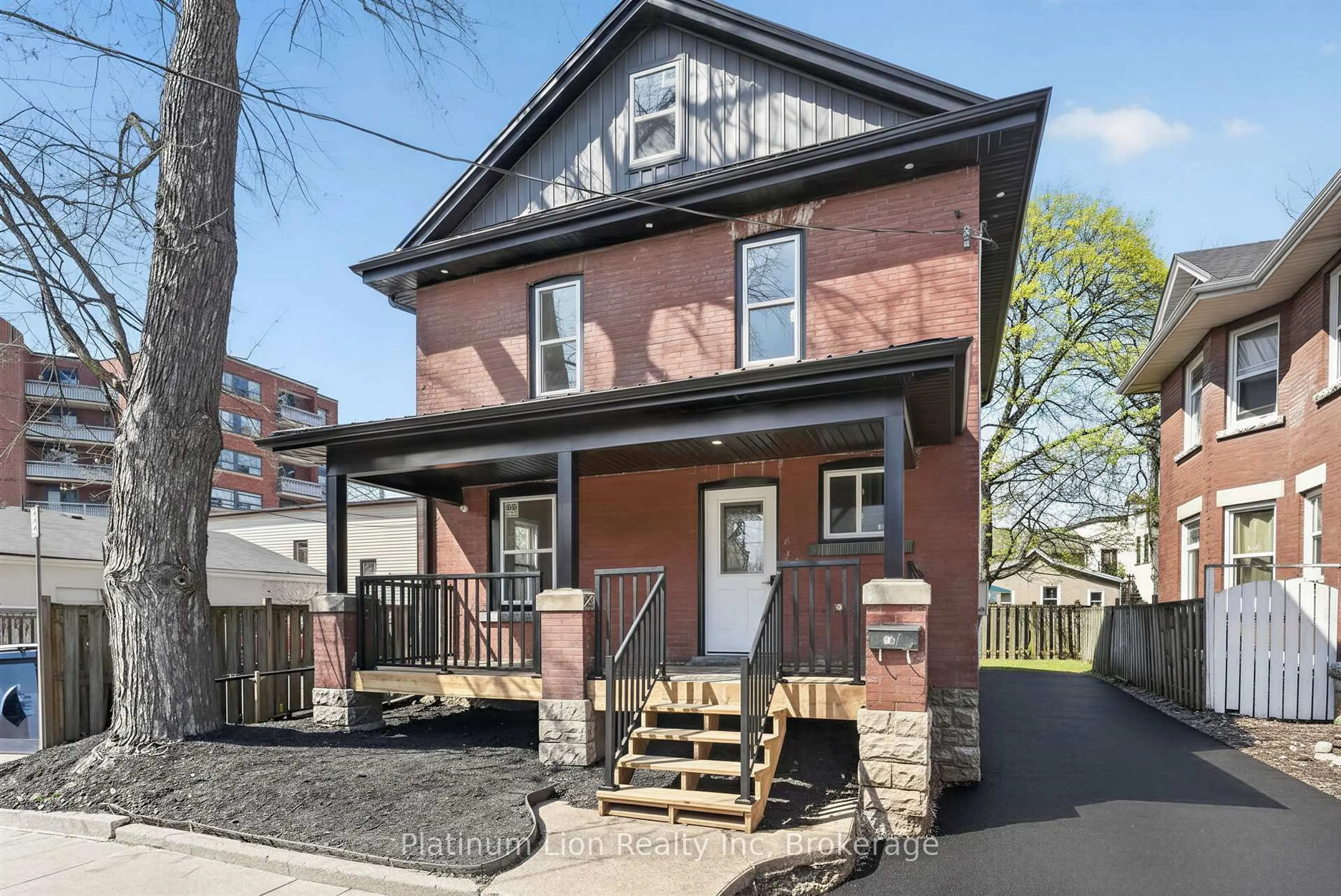 Home with brick exterior material, street for 20 Avenue Pl, Welland Ontario L3B 4B1