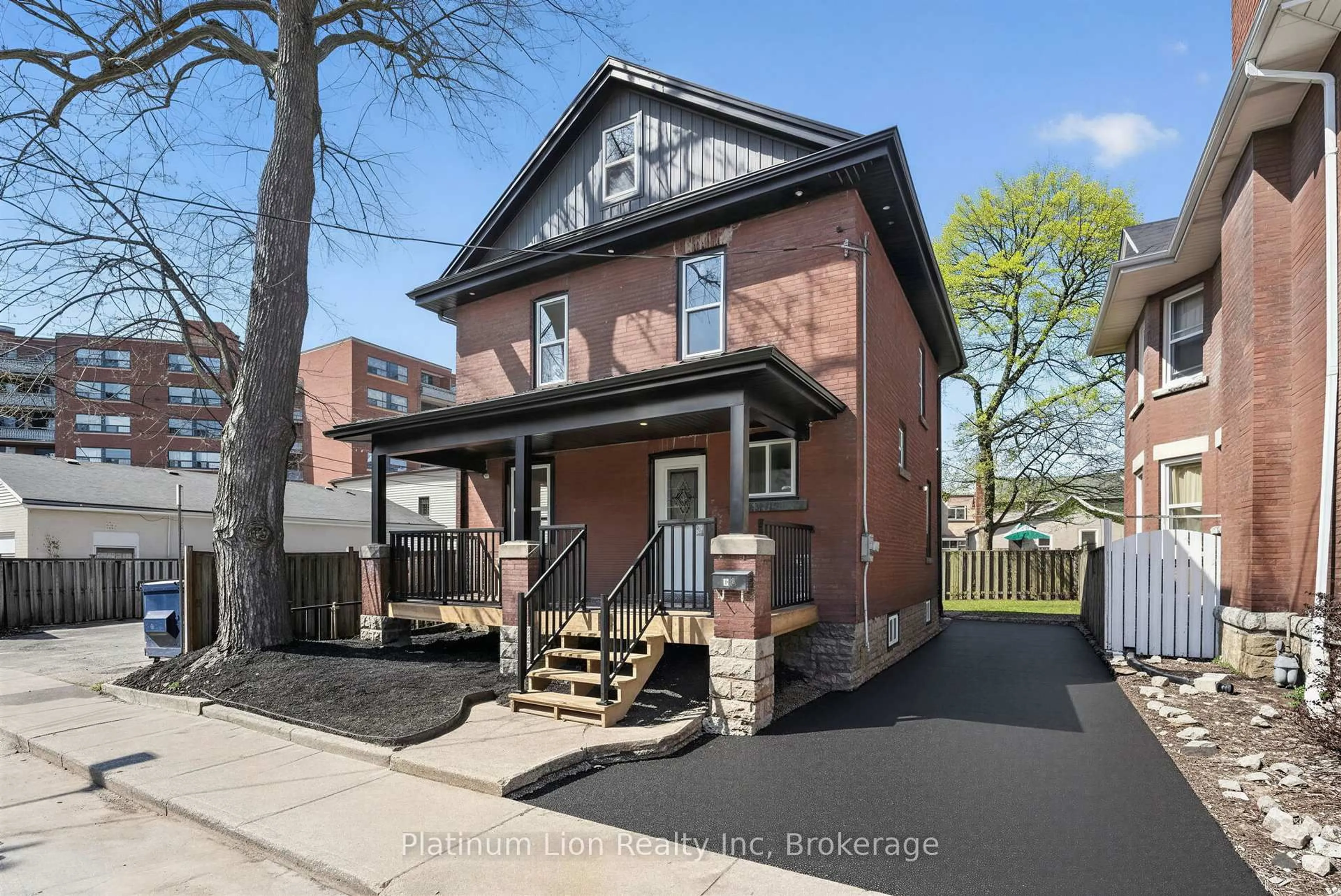 Home with brick exterior material, street for 20 Avenue Pl, Welland Ontario L3B 4B1