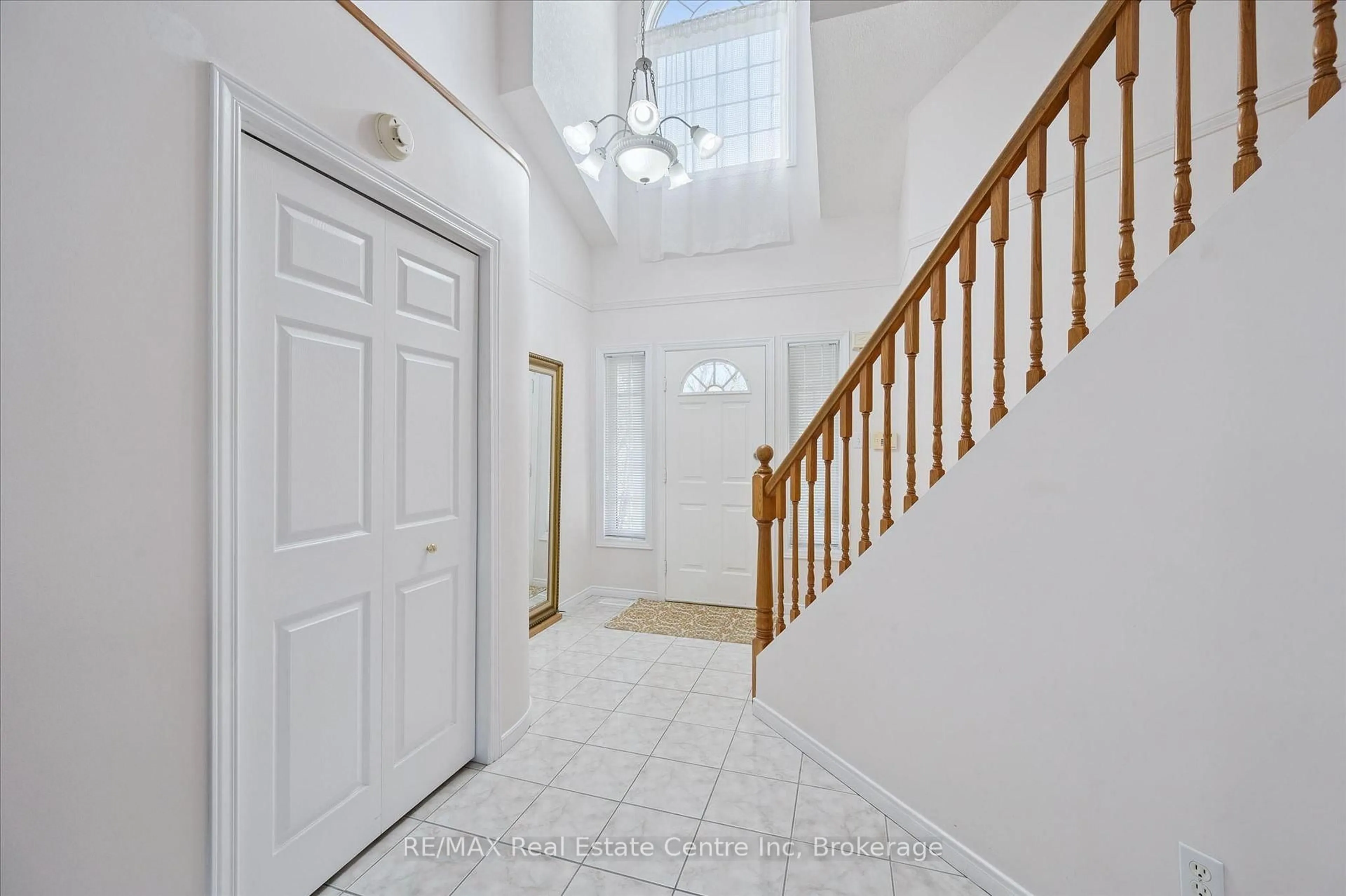 Indoor foyer for 90 Marsh Cres, Guelph Ontario N1L 1L4