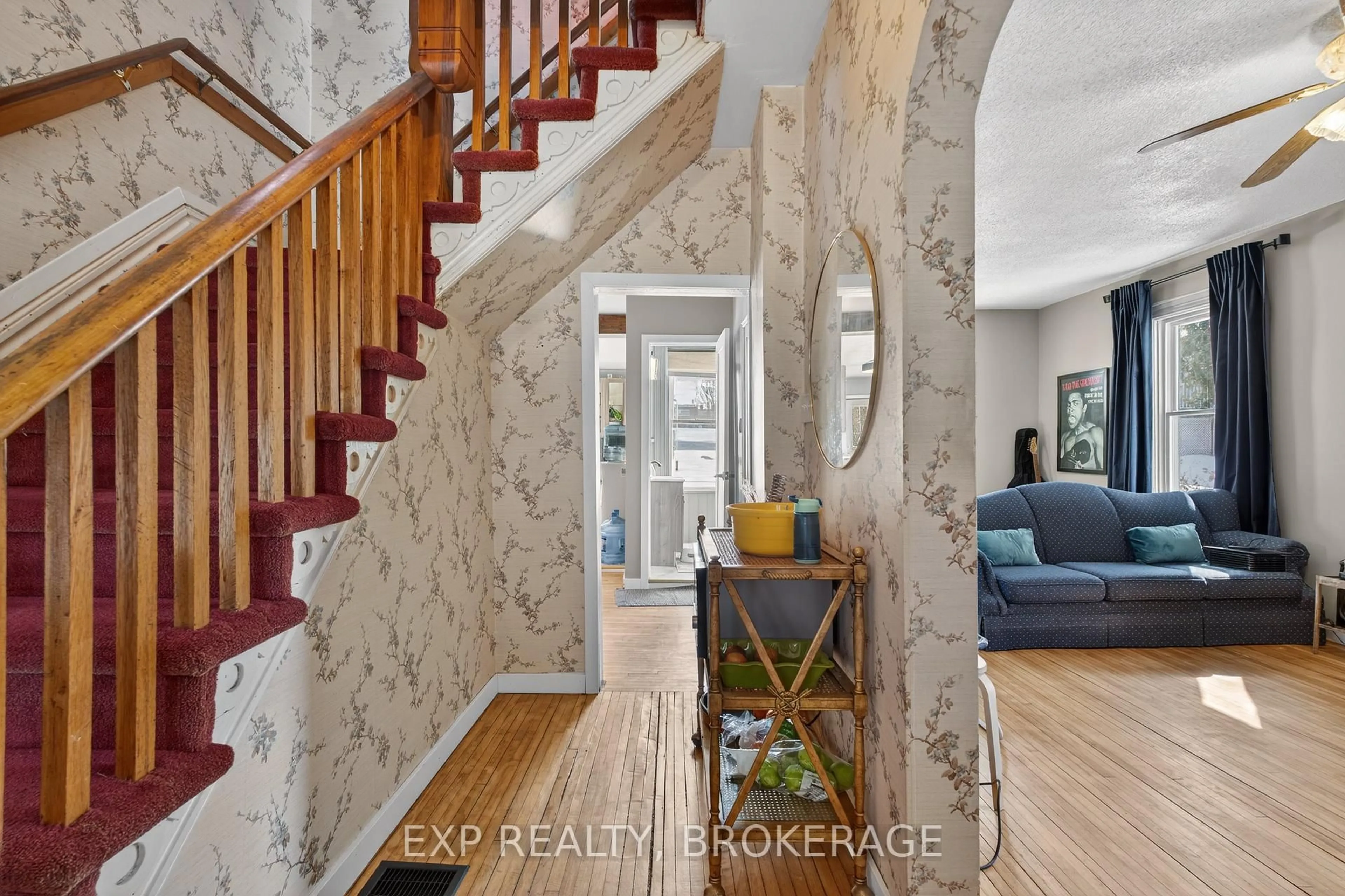 Indoor entryway for 19 WHELAN St, Westport Ontario K0G 1X0