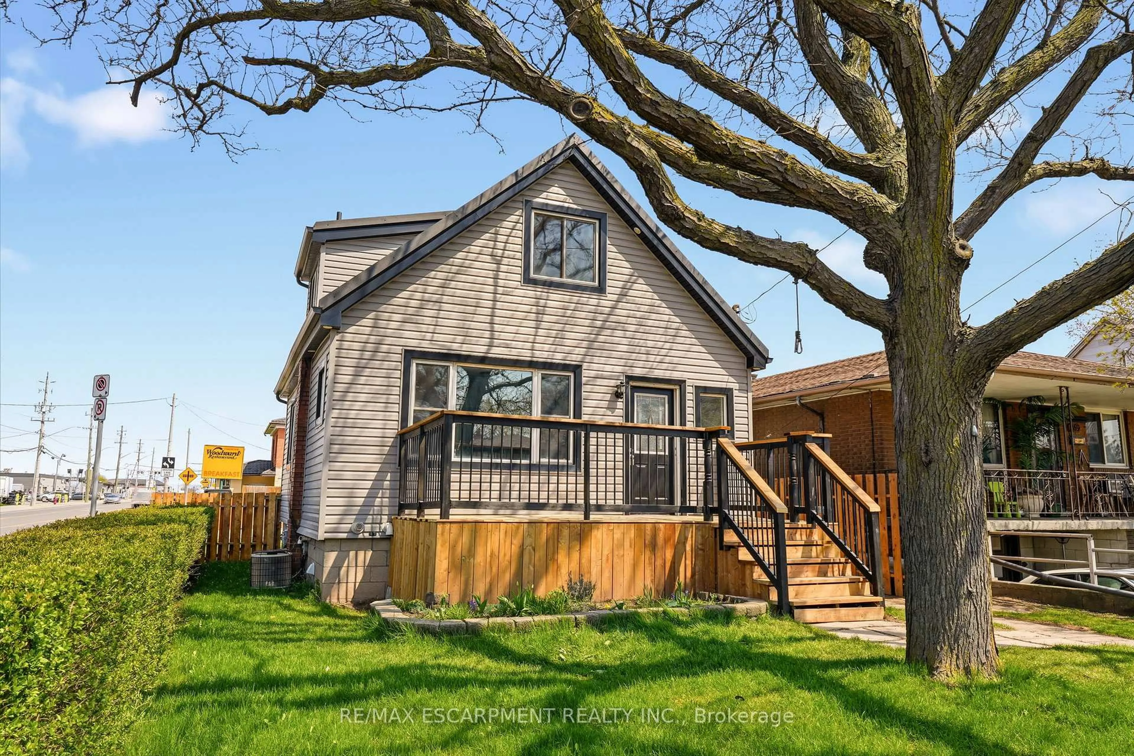 Home with vinyl exterior material, street for 267 Vansitmart Ave, Hamilton Ontario L8H 3B2