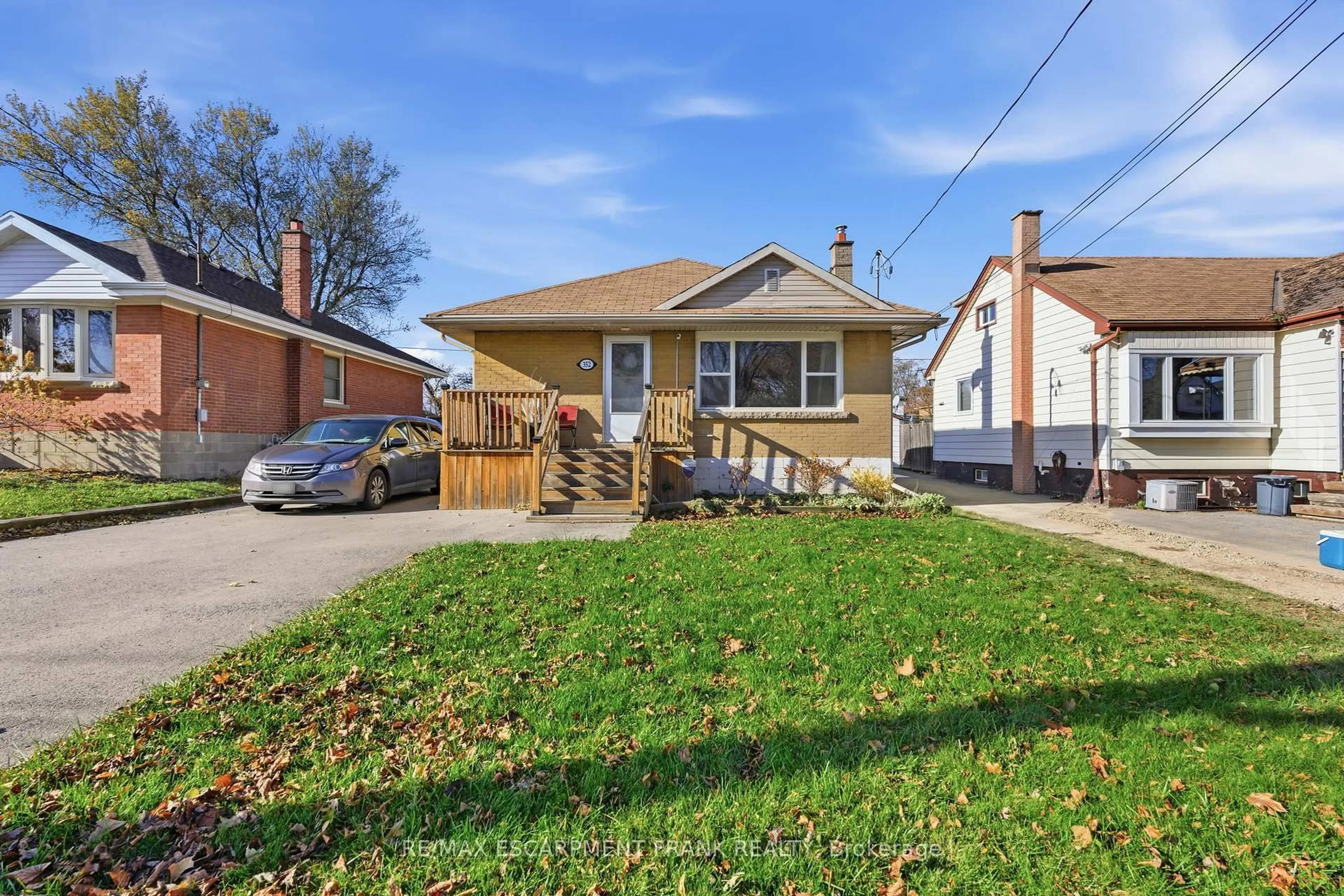 A pic from outside/outdoor area/front of a property/back of a property/a pic from drone, street for 352 East 28th St, Hamilton Ontario L8V 3J6