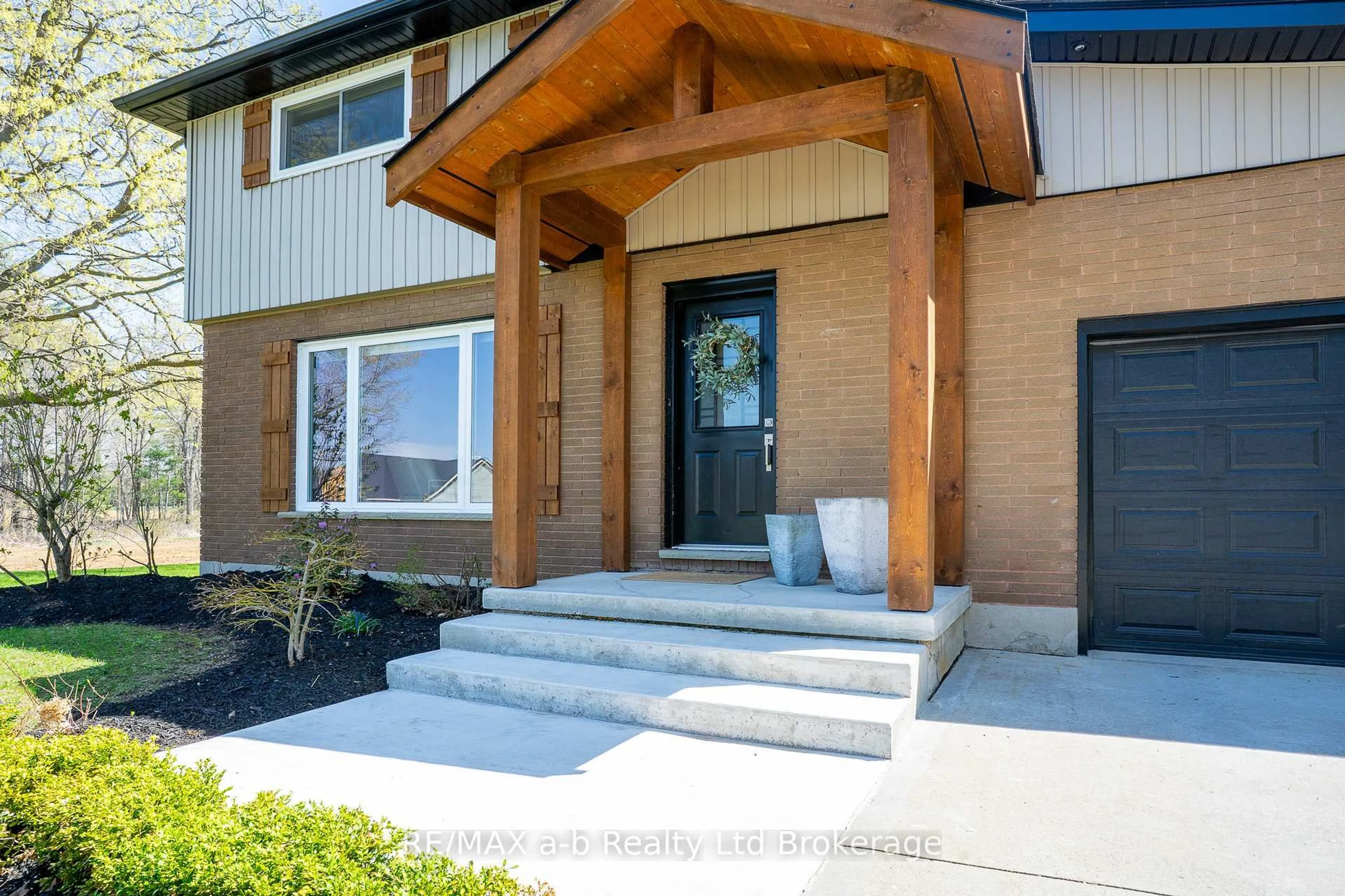 Indoor entryway for 144718 POTTERS Rd, Norwich Ontario N4G 4G7