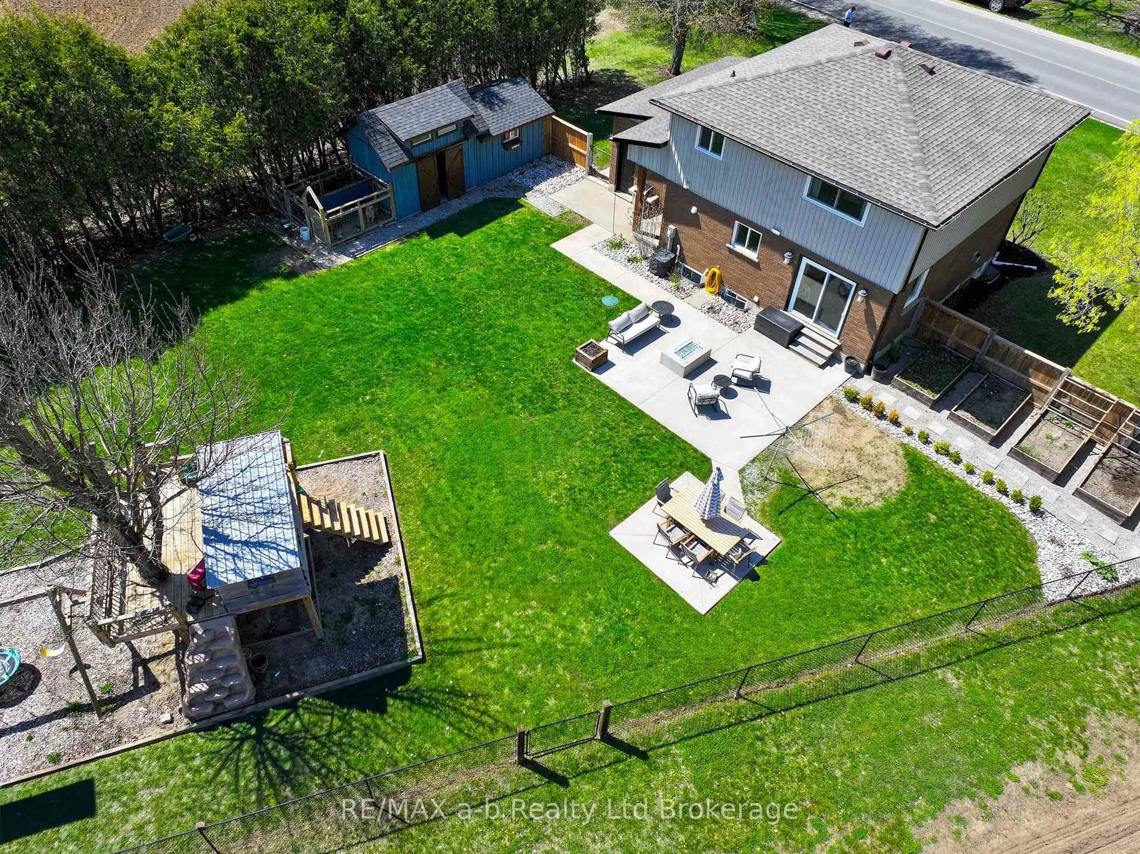 A pic from outside/outdoor area/front of a property/back of a property/a pic from drone, unknown for 144718 POTTERS Rd, Norwich Ontario N4G 4G7