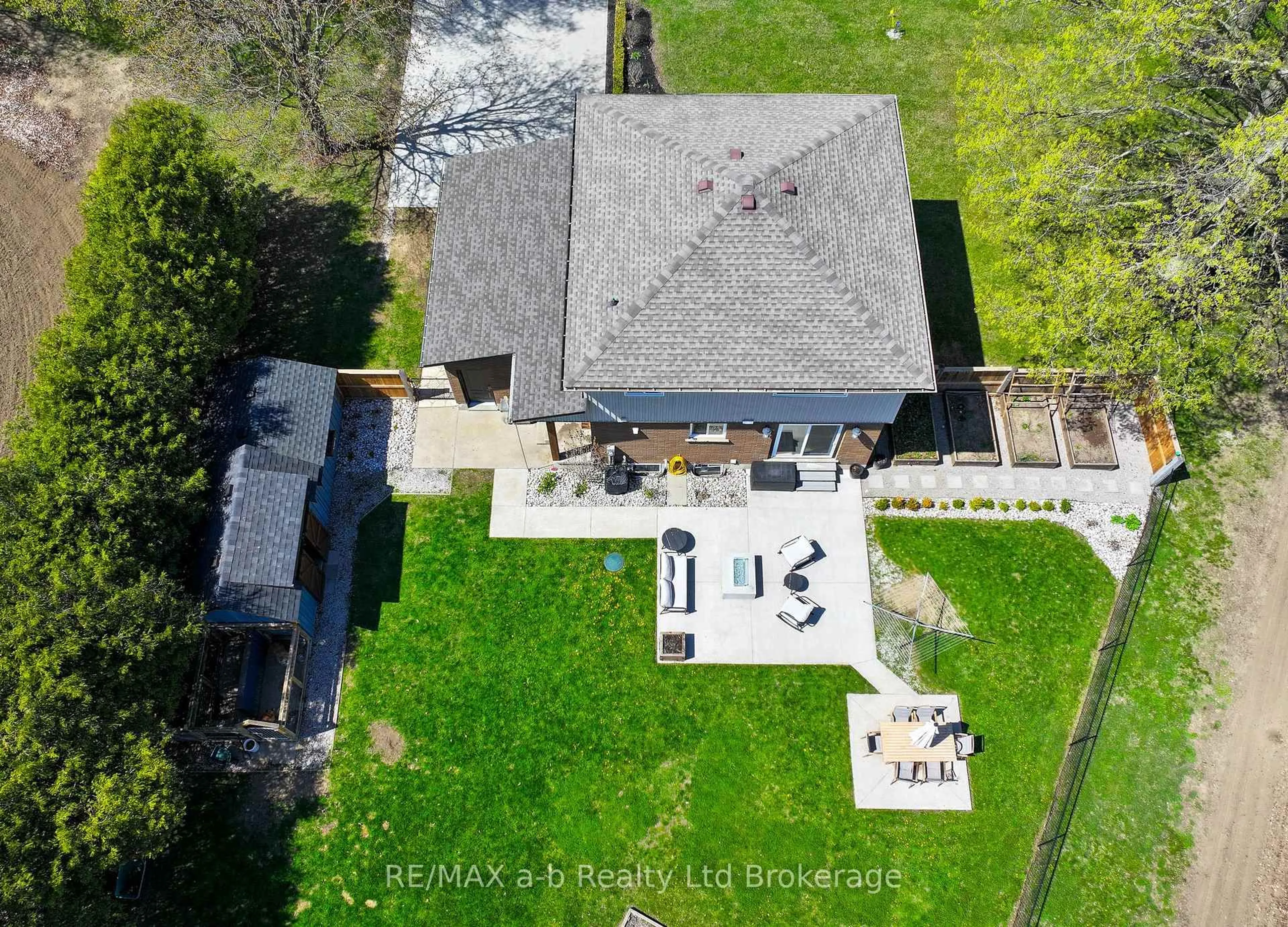 A pic from outside/outdoor area/front of a property/back of a property/a pic from drone, unknown for 144718 POTTERS Rd, Norwich Ontario N4G 4G7