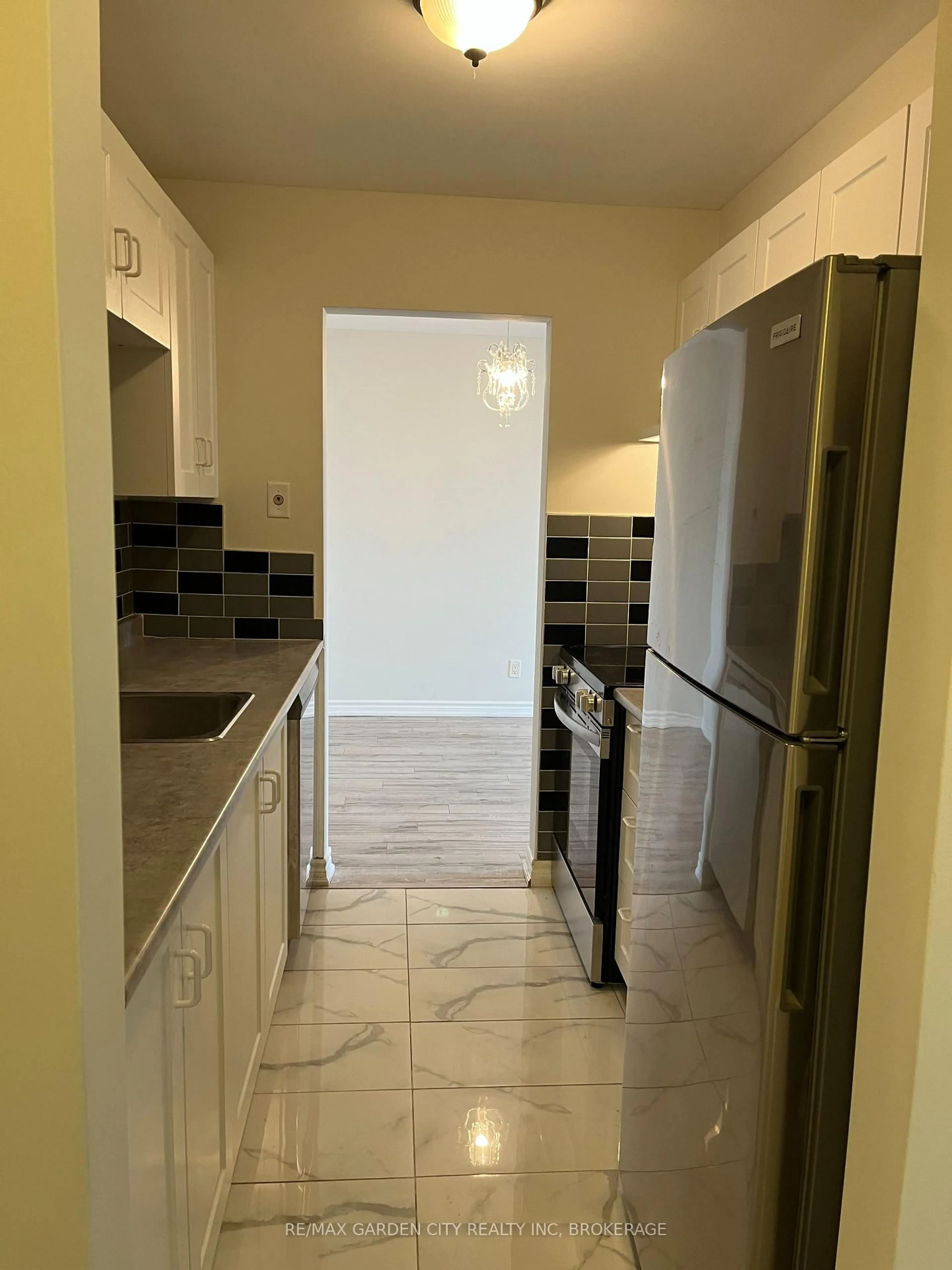 Standard kitchen, ceramic/tile floor for 4692 Crysler Ave #302, Niagara Falls Ontario L2E 3V8