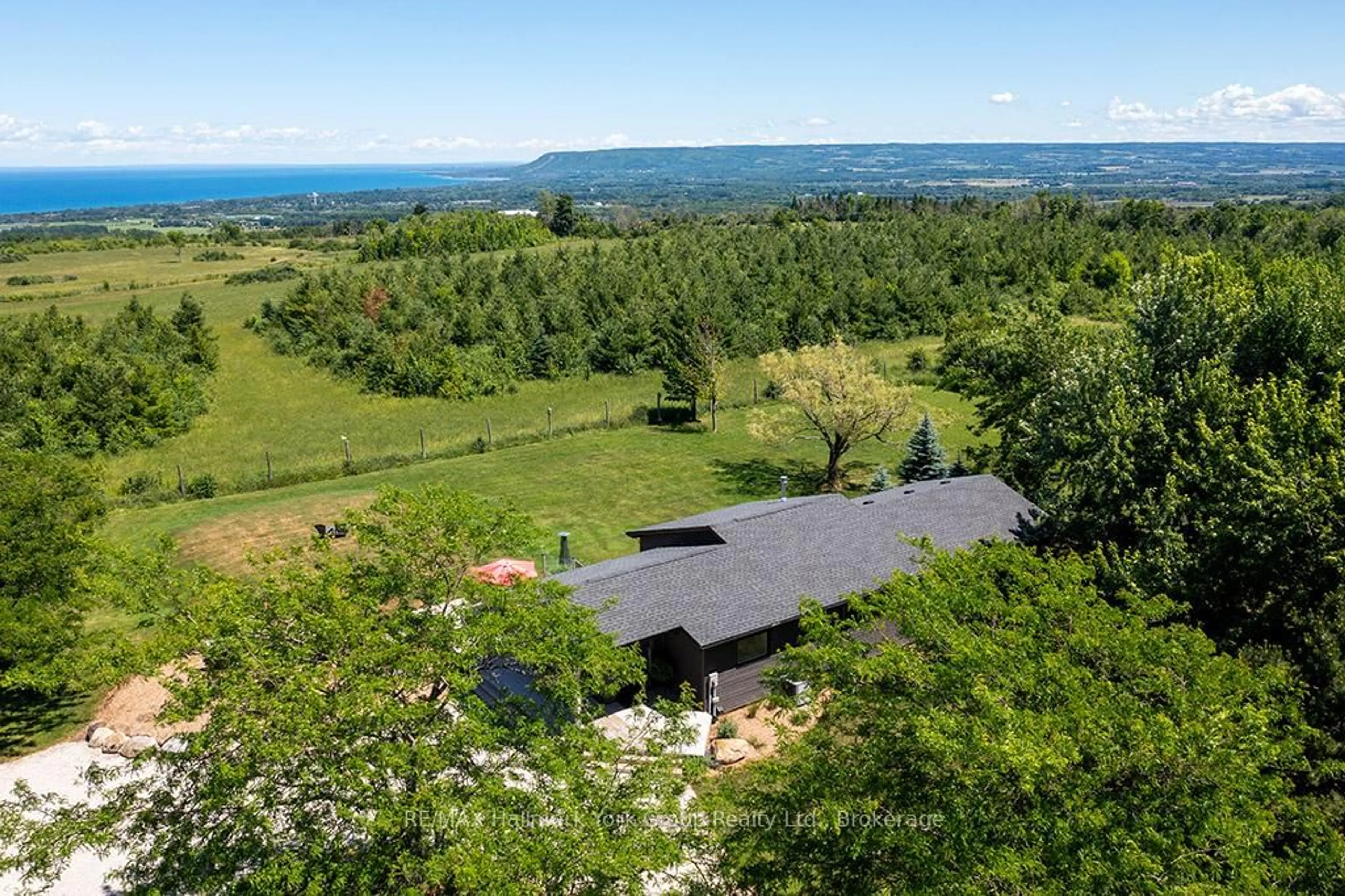 A pic from outside/outdoor area/front of a property/back of a property/a pic from drone, unknown for 125 Mountain Rd, Meaford Ontario N4L 1W6