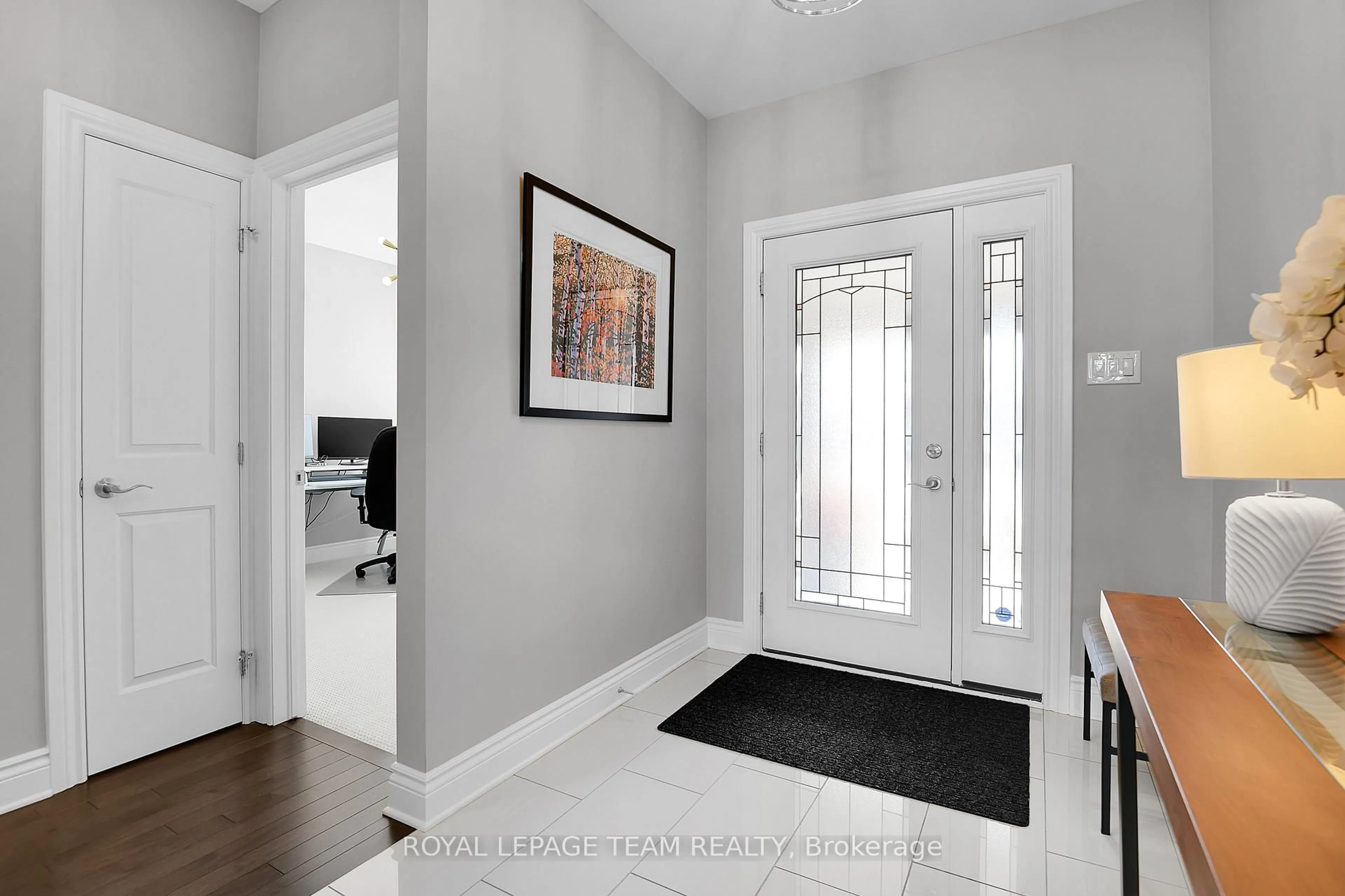 Indoor entryway for 26 Salamander Way, Ottawa Ontario K1X 0E9