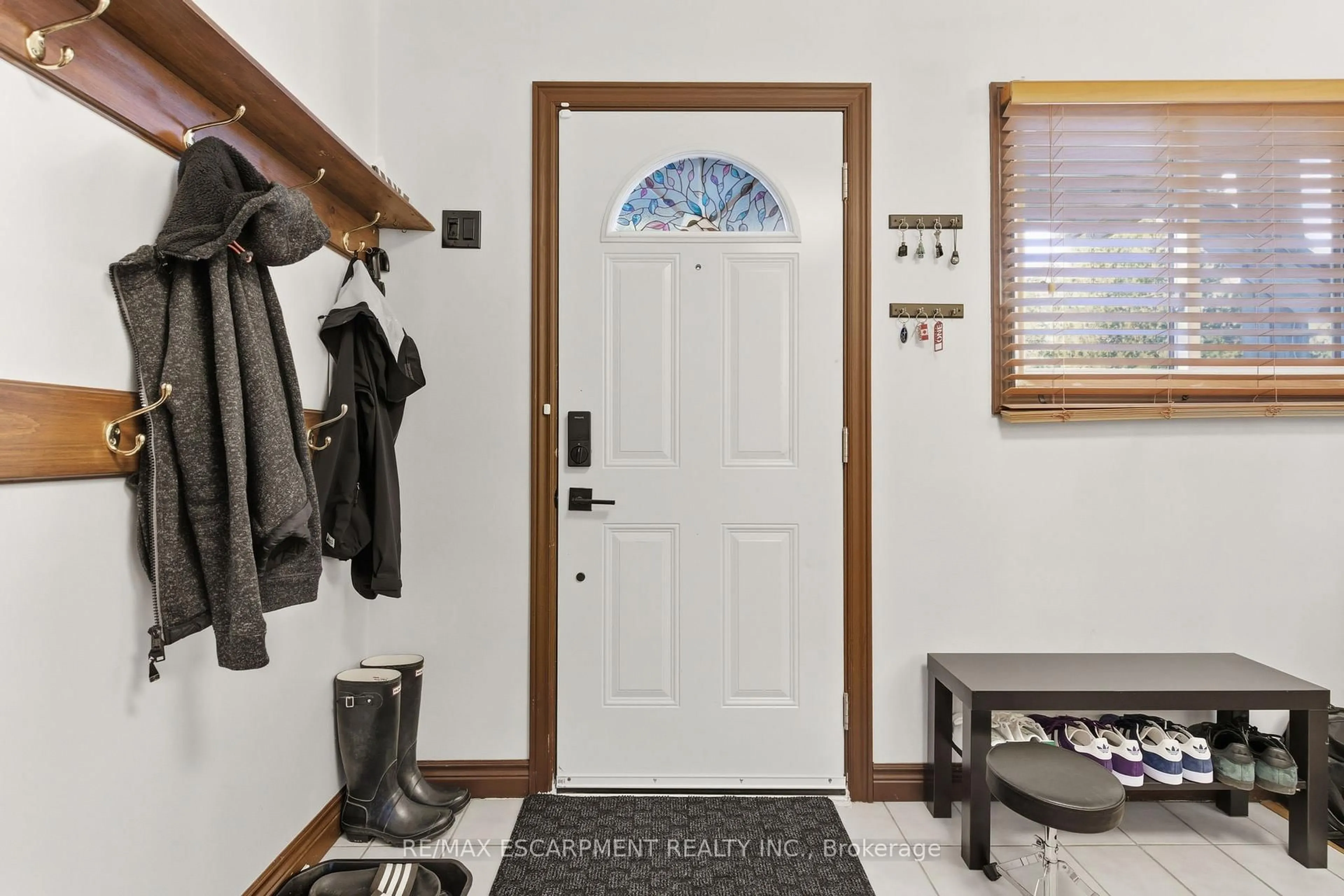 Indoor entryway for 267 THAYER Ave, Hamilton Ontario L9A 1J6