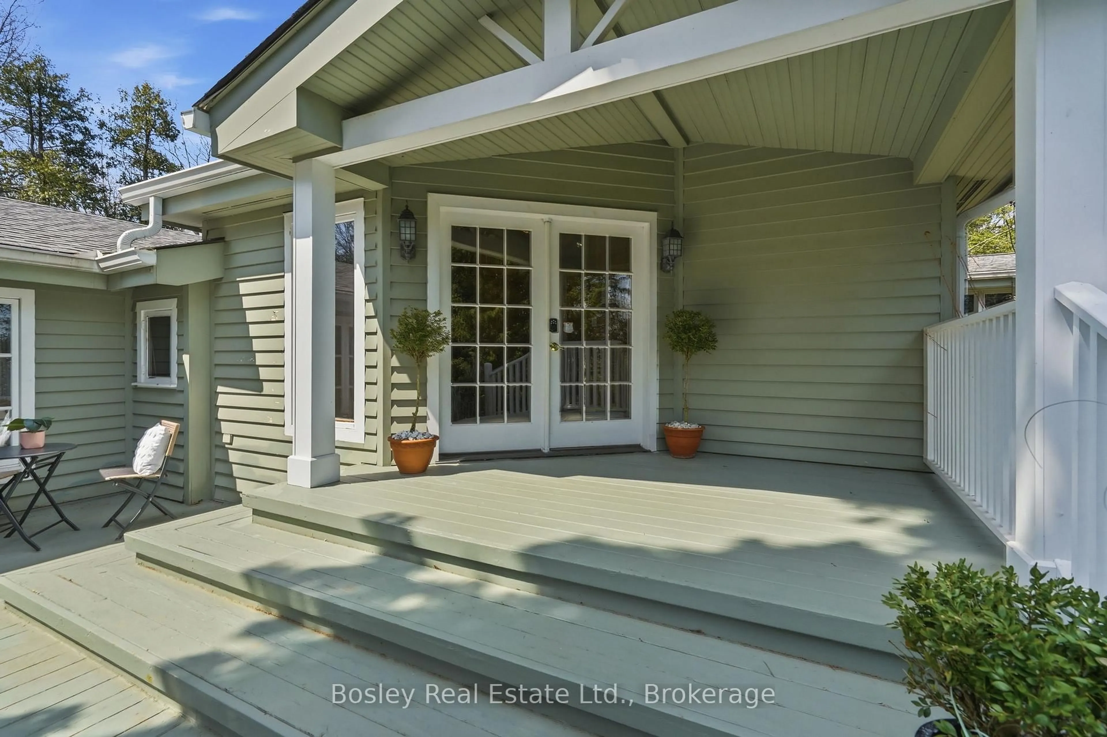 Indoor entryway for 150 St Moritz Cres, Blue Mountains Ontario L9Y 0S6