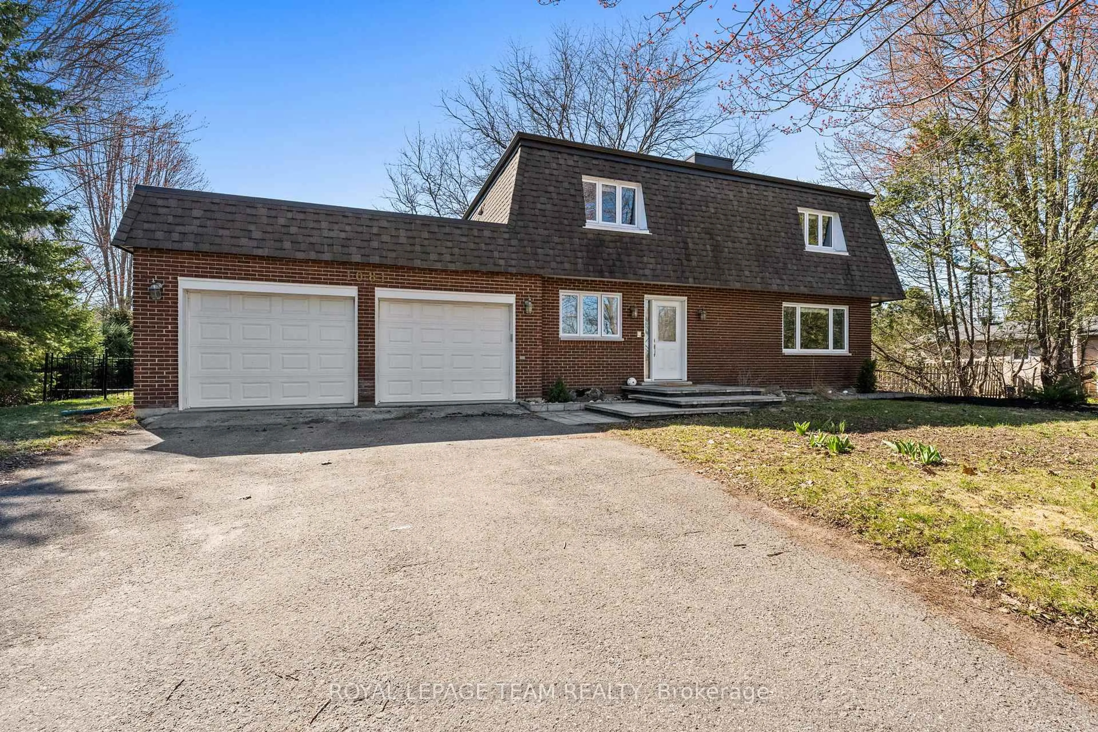 A pic from outside/outdoor area/front of a property/back of a property/a pic from drone, street for 1081 Boucher Cres, Manotick Ontario K4M 1B3