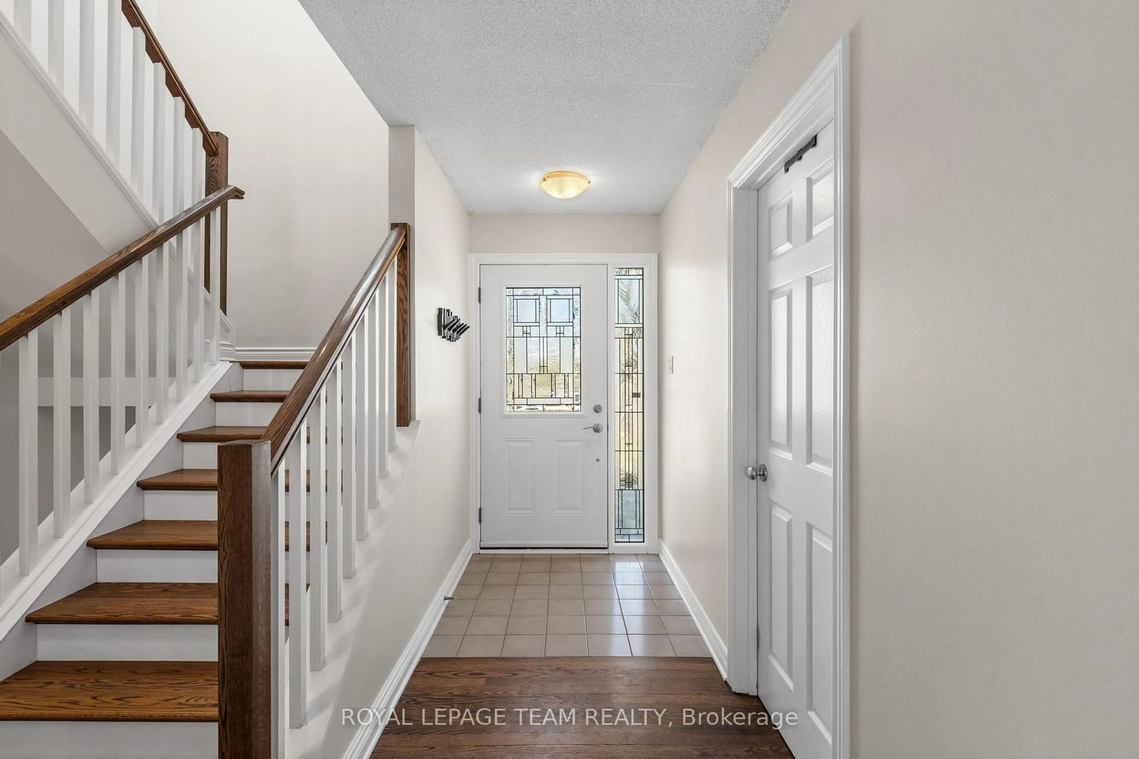 Indoor entryway for 1081 Boucher Cres, Manotick Ontario K4M 1B3