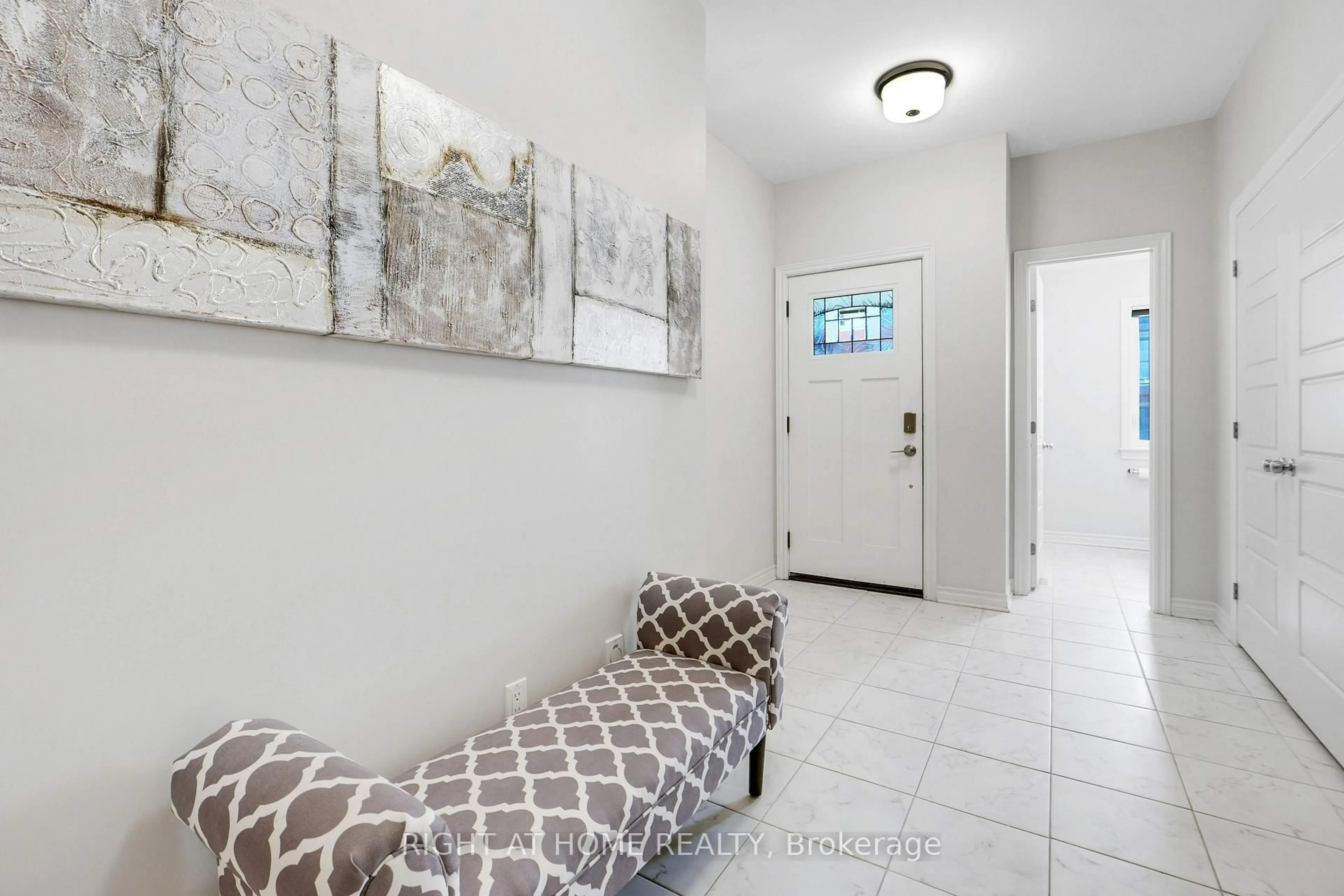 Indoor entryway for 554 Labrador Cres, Ottawa Ontario K1T 0R4