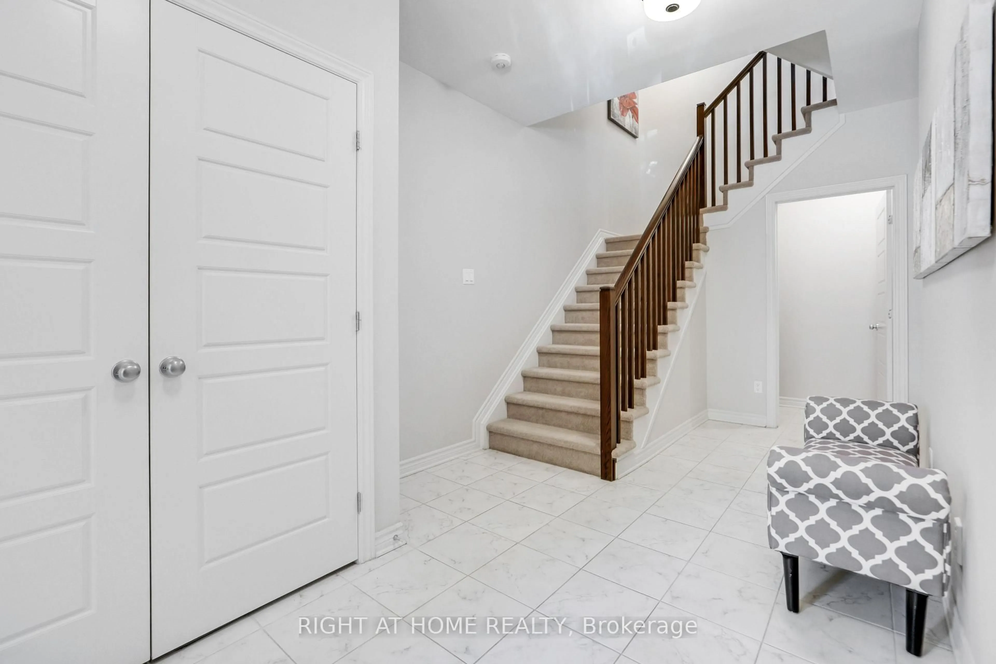Indoor entryway for 554 Labrador Cres, Ottawa Ontario K1T 0R4
