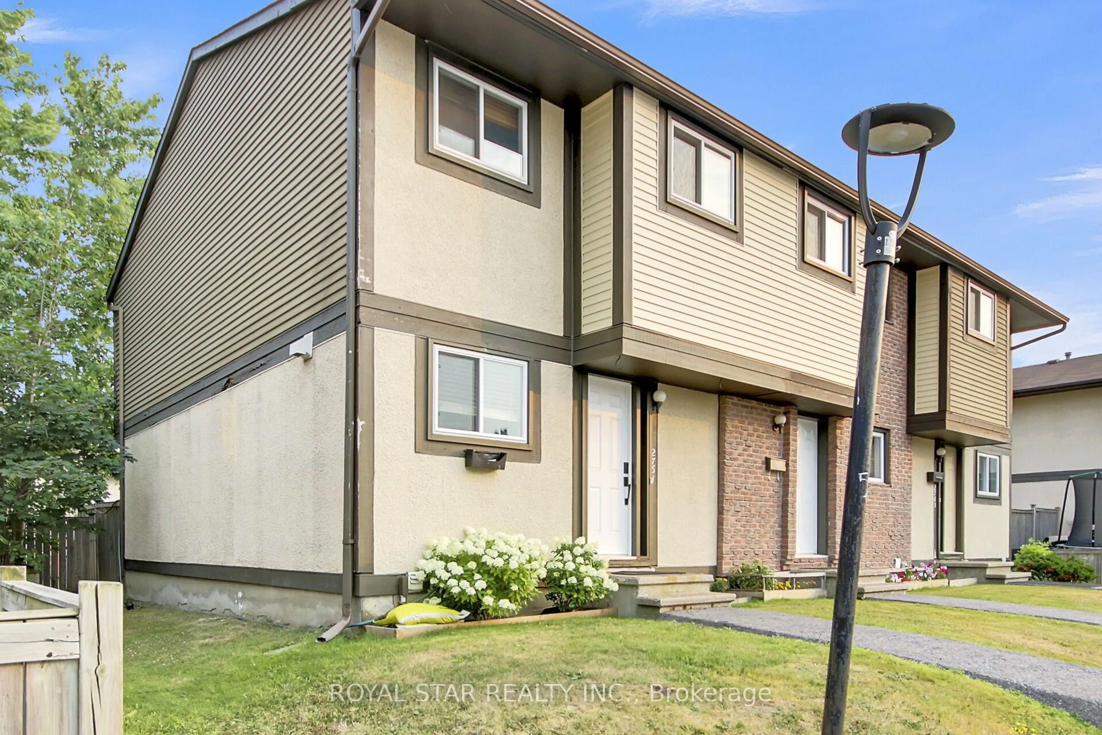 Home with vinyl exterior material, street for 2761 Pimlico Cres, Ottawa Ontario K1T 2A7