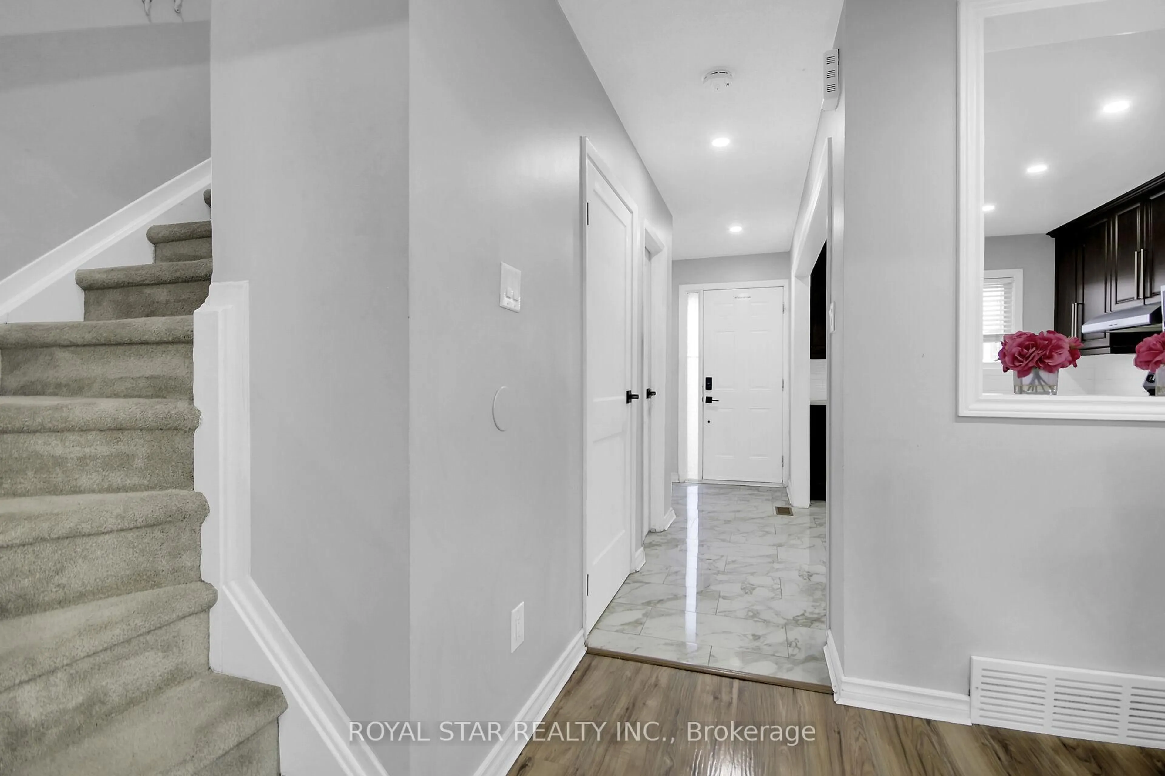Indoor entryway for 2761 Pimlico Cres, Ottawa Ontario K1T 2A7