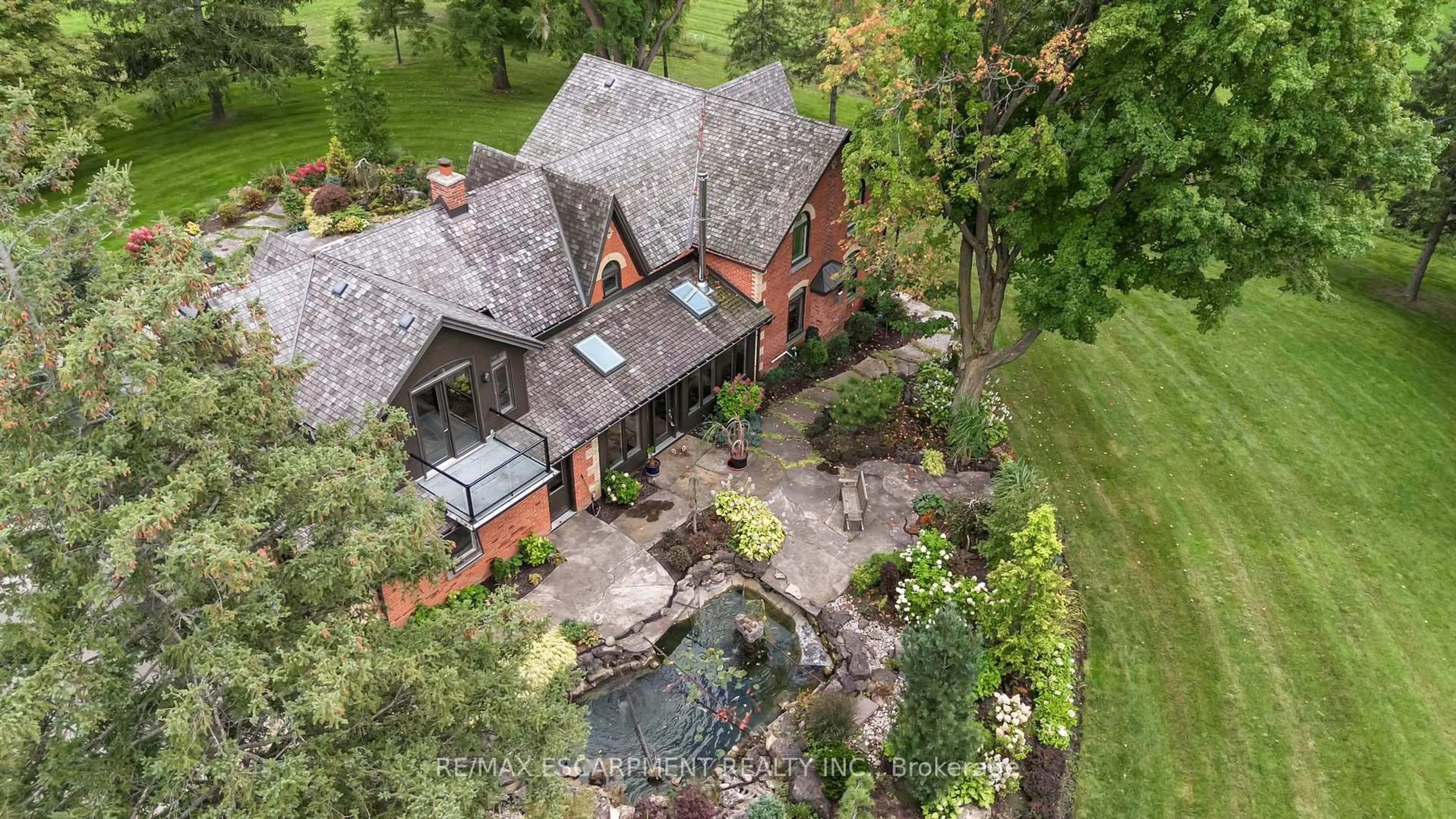 A pic from outside/outdoor area/front of a property/back of a property/a pic from drone, street for 1399 Safari Rd, Hamilton Ontario L8B 1S6