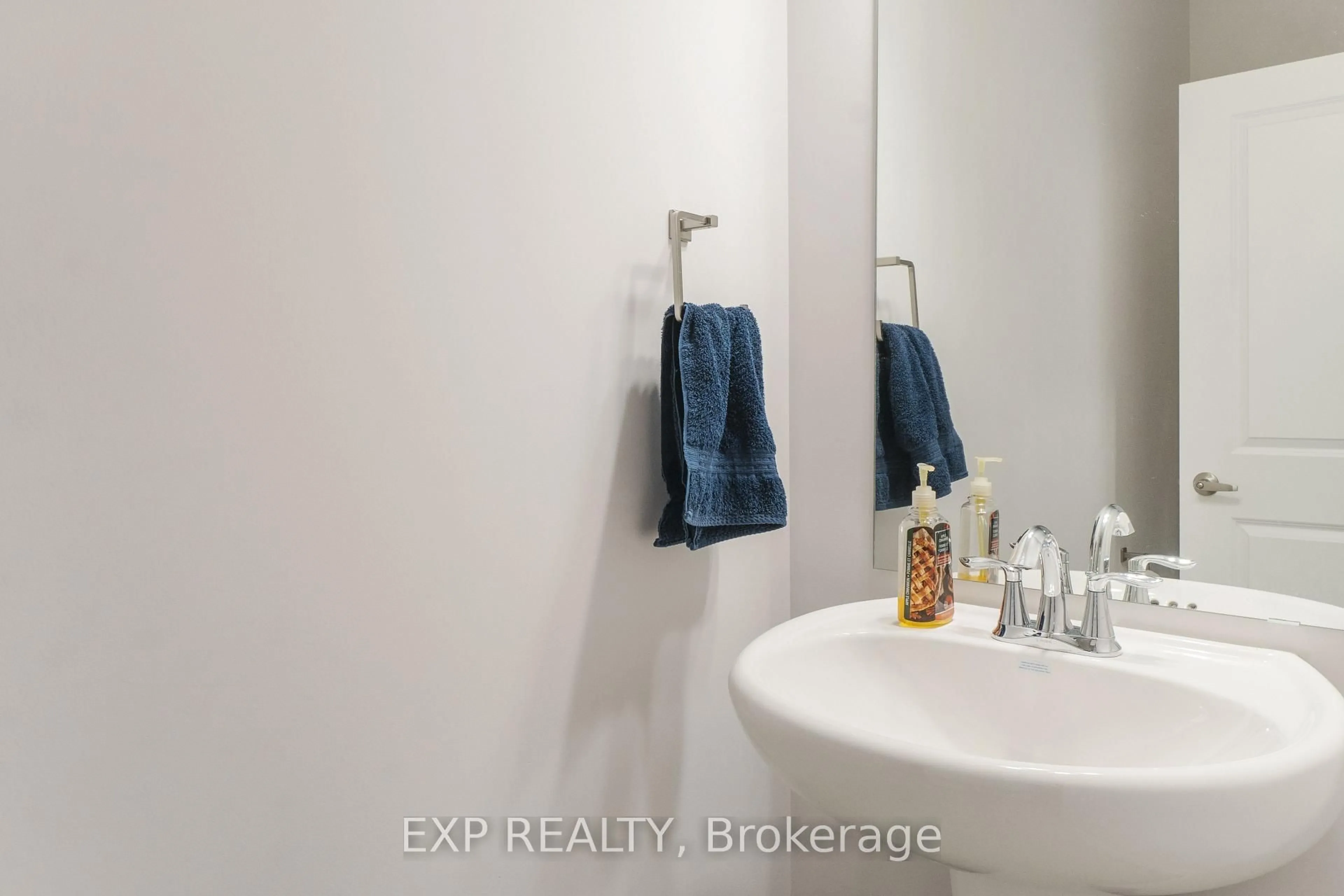 Standard bathroom, ceramic/tile floor for 209 Wells Ave, Fort Erie Ontario L0S 1N0
