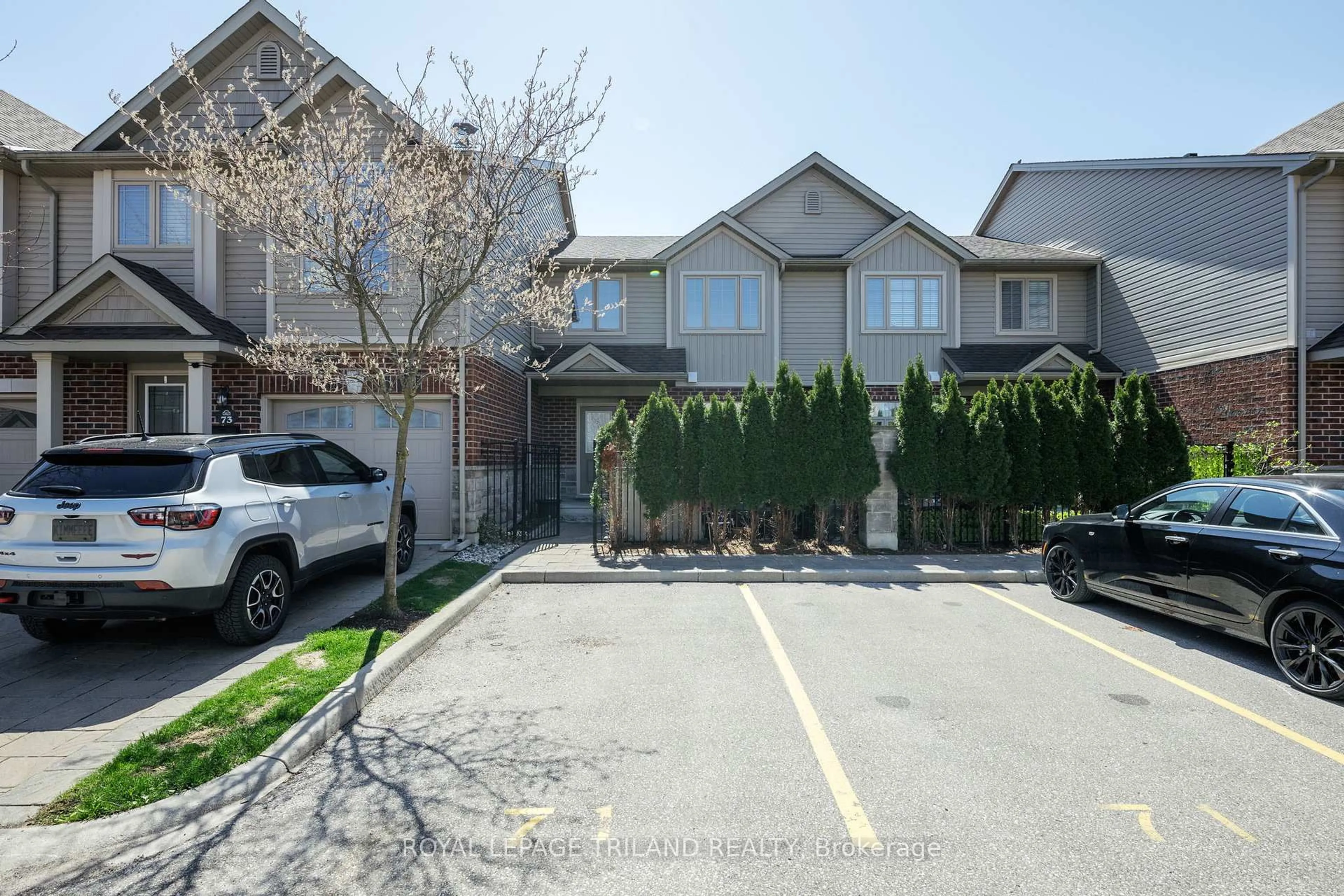 A pic from outside/outdoor area/front of a property/back of a property/a pic from drone, street for 1061 Eagletrace Dr #71, London North Ontario N6G 0T3