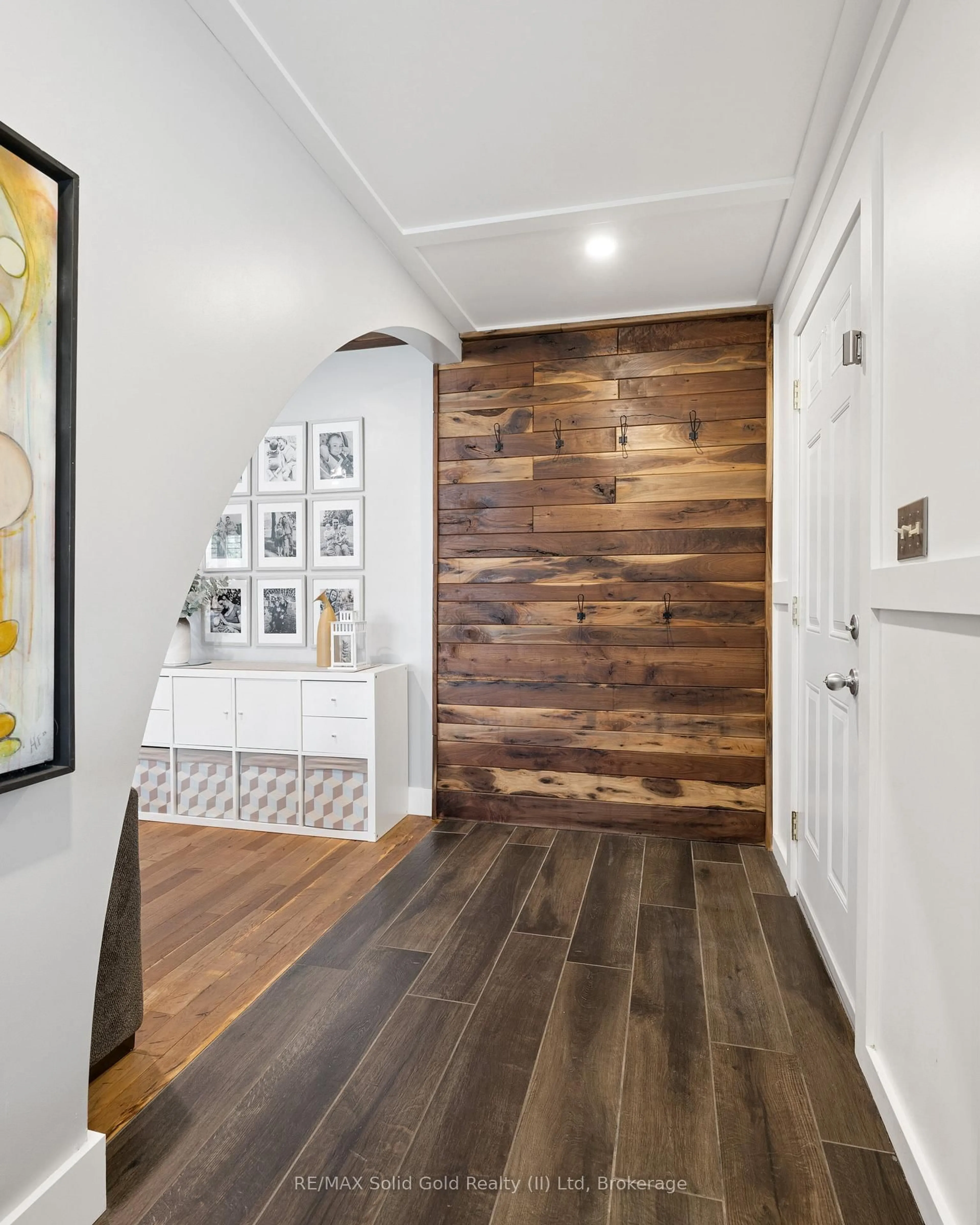 Indoor entryway for 522 Glendene Cres, Waterloo Ontario N2L 4P4