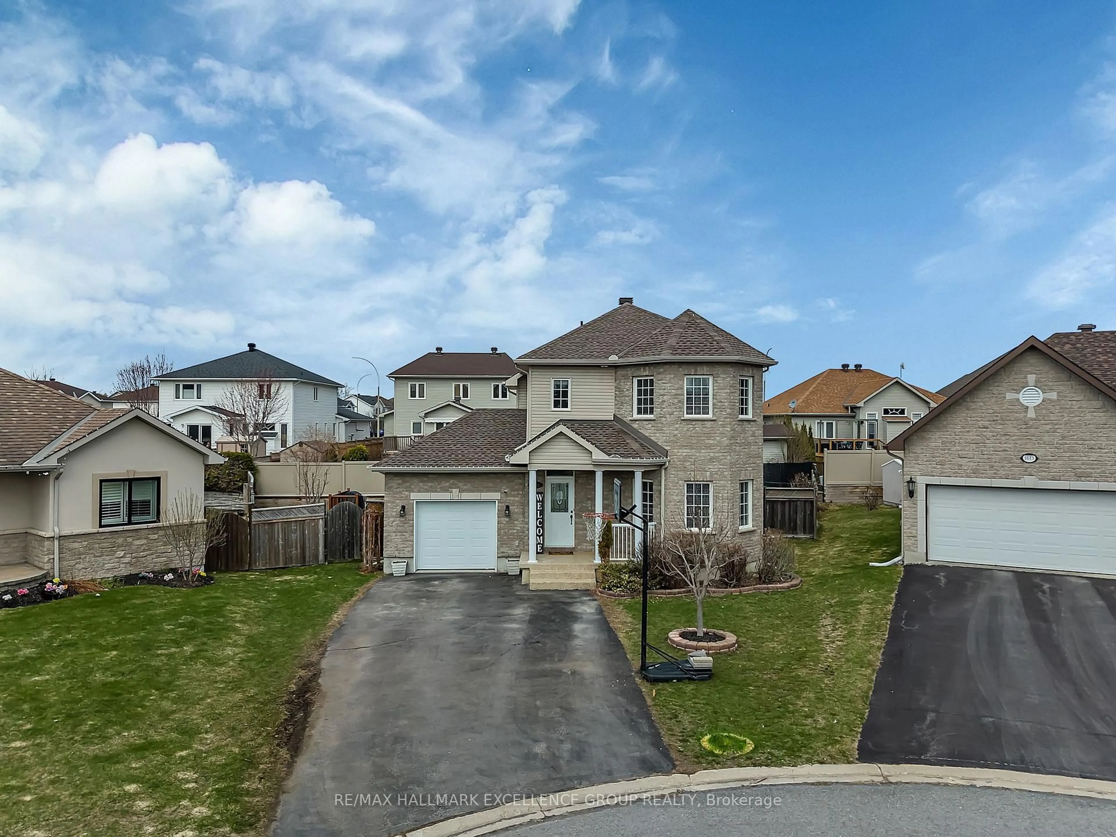 A pic from outside/outdoor area/front of a property/back of a property/a pic from drone, street for 1611 Sebastien Cres, Clarence-Rockland Ontario K4K 1V9