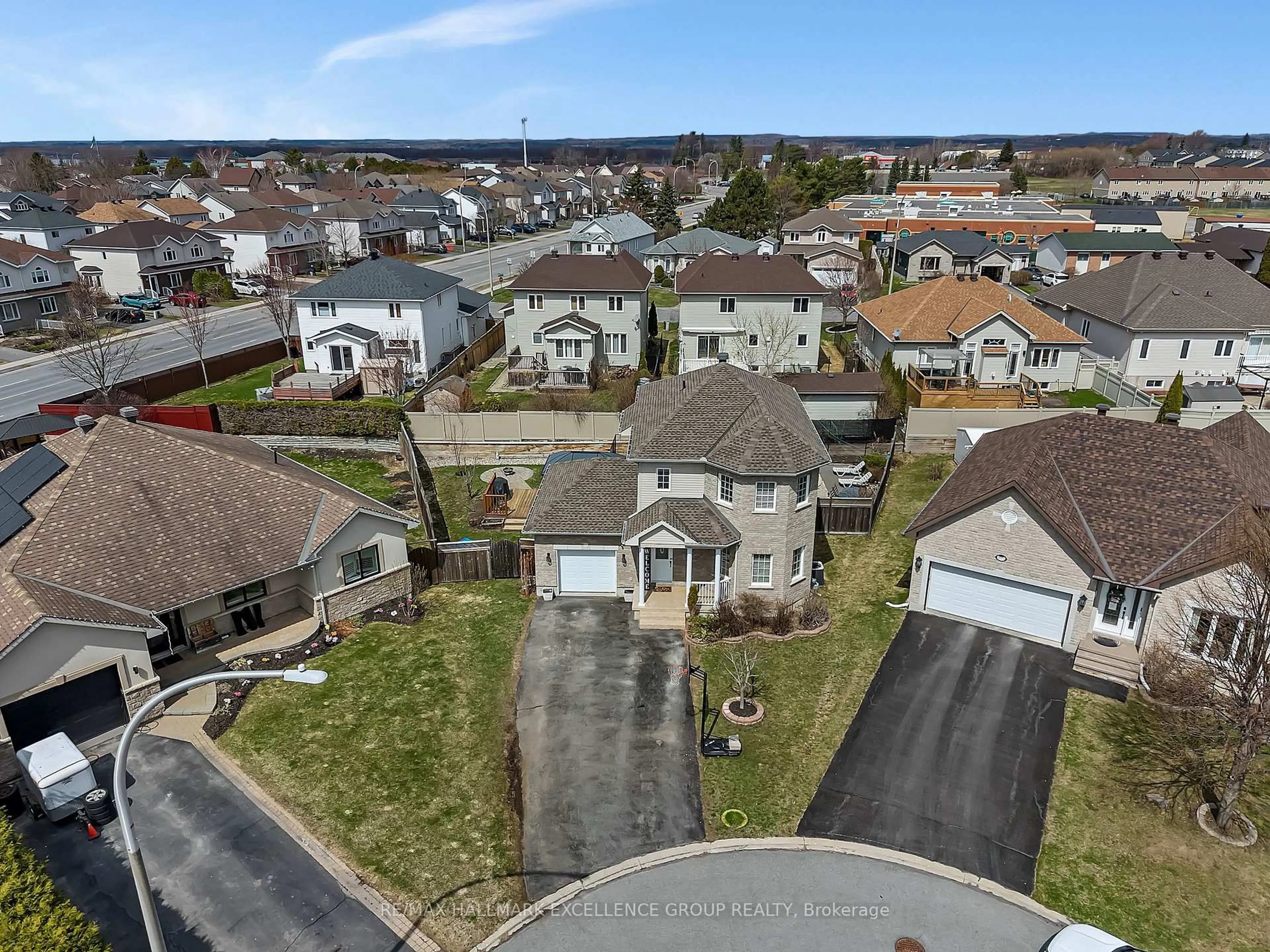 A pic from outside/outdoor area/front of a property/back of a property/a pic from drone, street for 1611 Sebastien Cres, Clarence-Rockland Ontario K4K 1V9