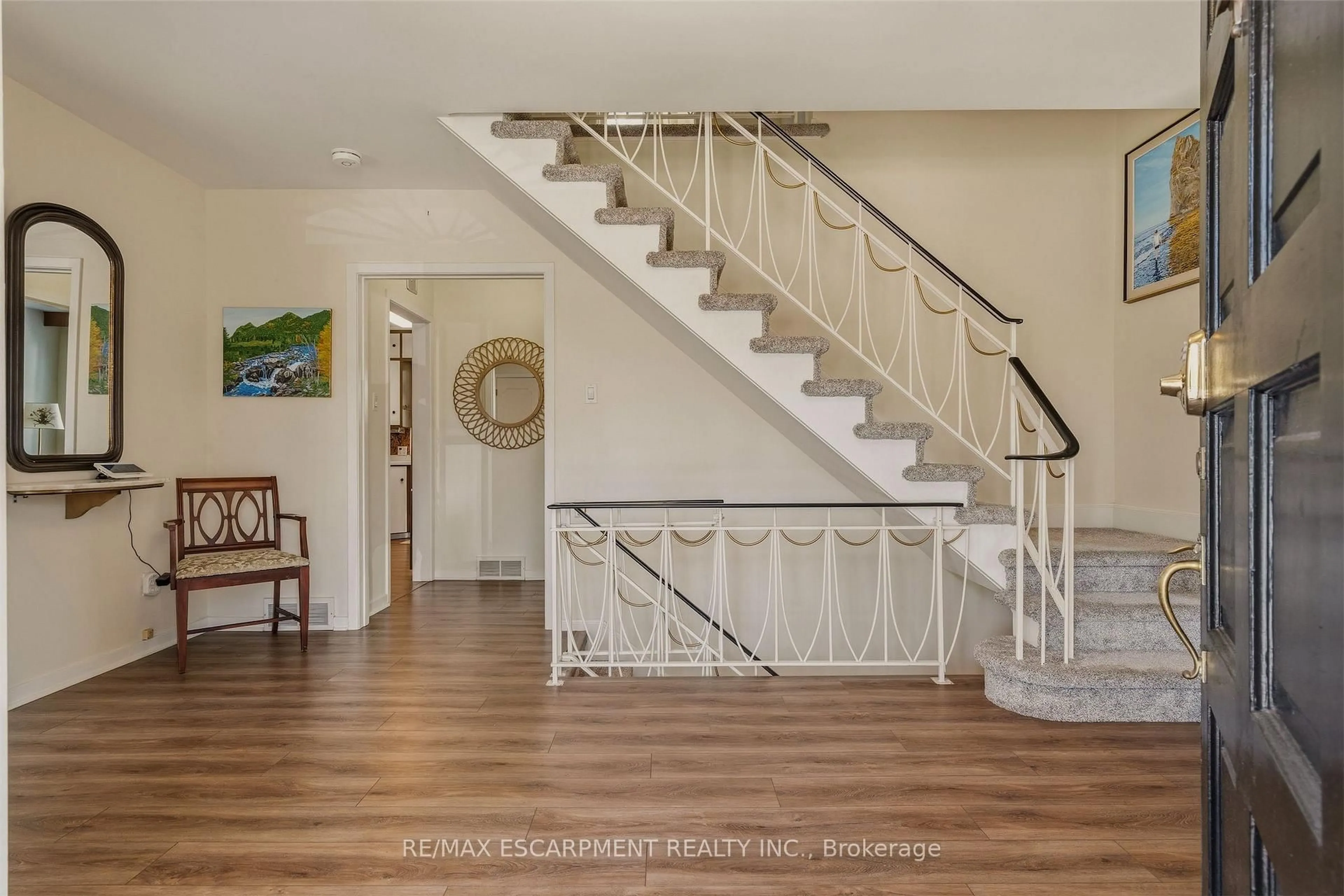 Indoor entryway for 88 BERTRAM Dr, Hamilton Ontario L9H 4T7