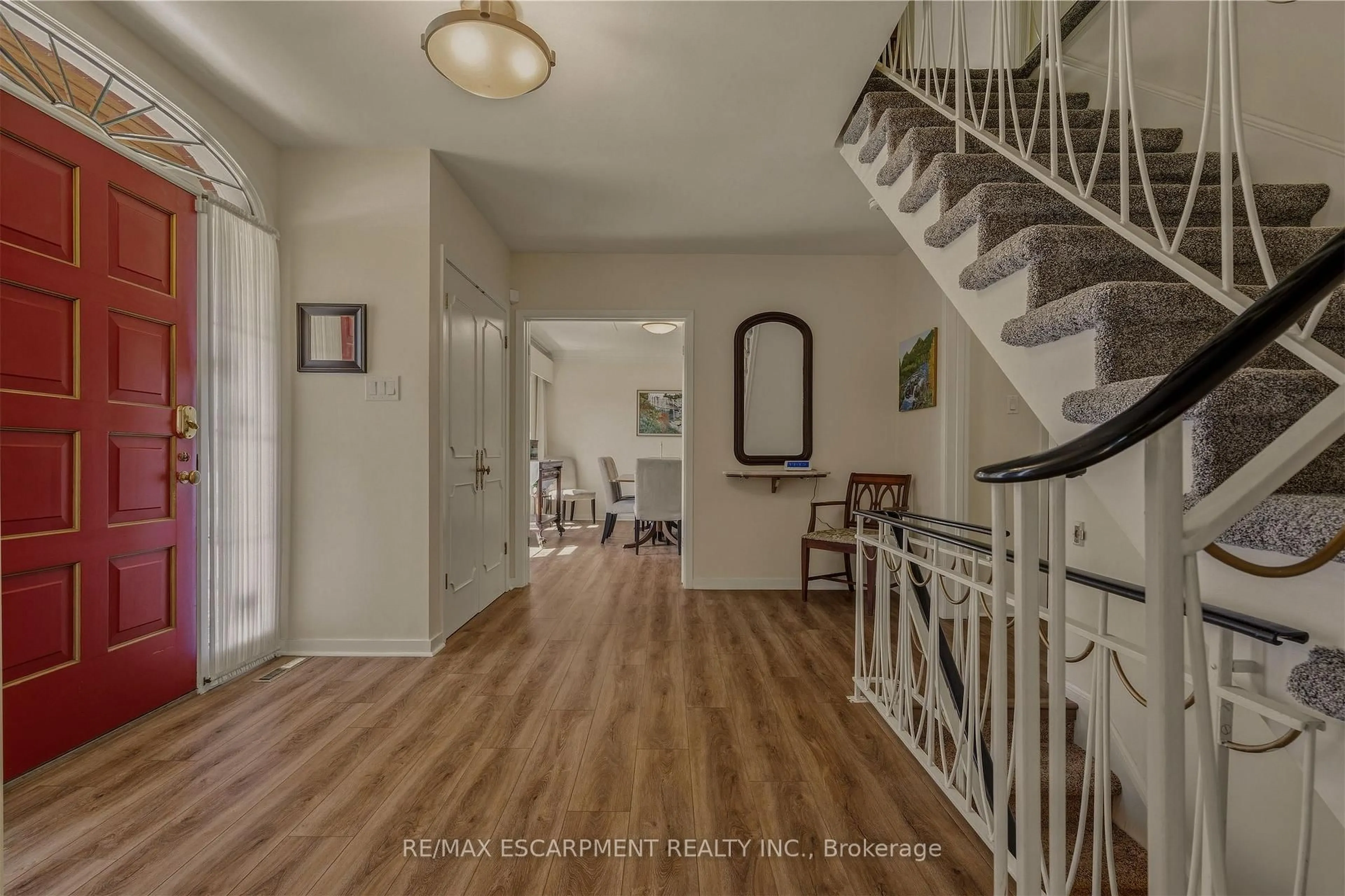 Indoor entryway for 88 BERTRAM Dr, Hamilton Ontario L9H 4T7