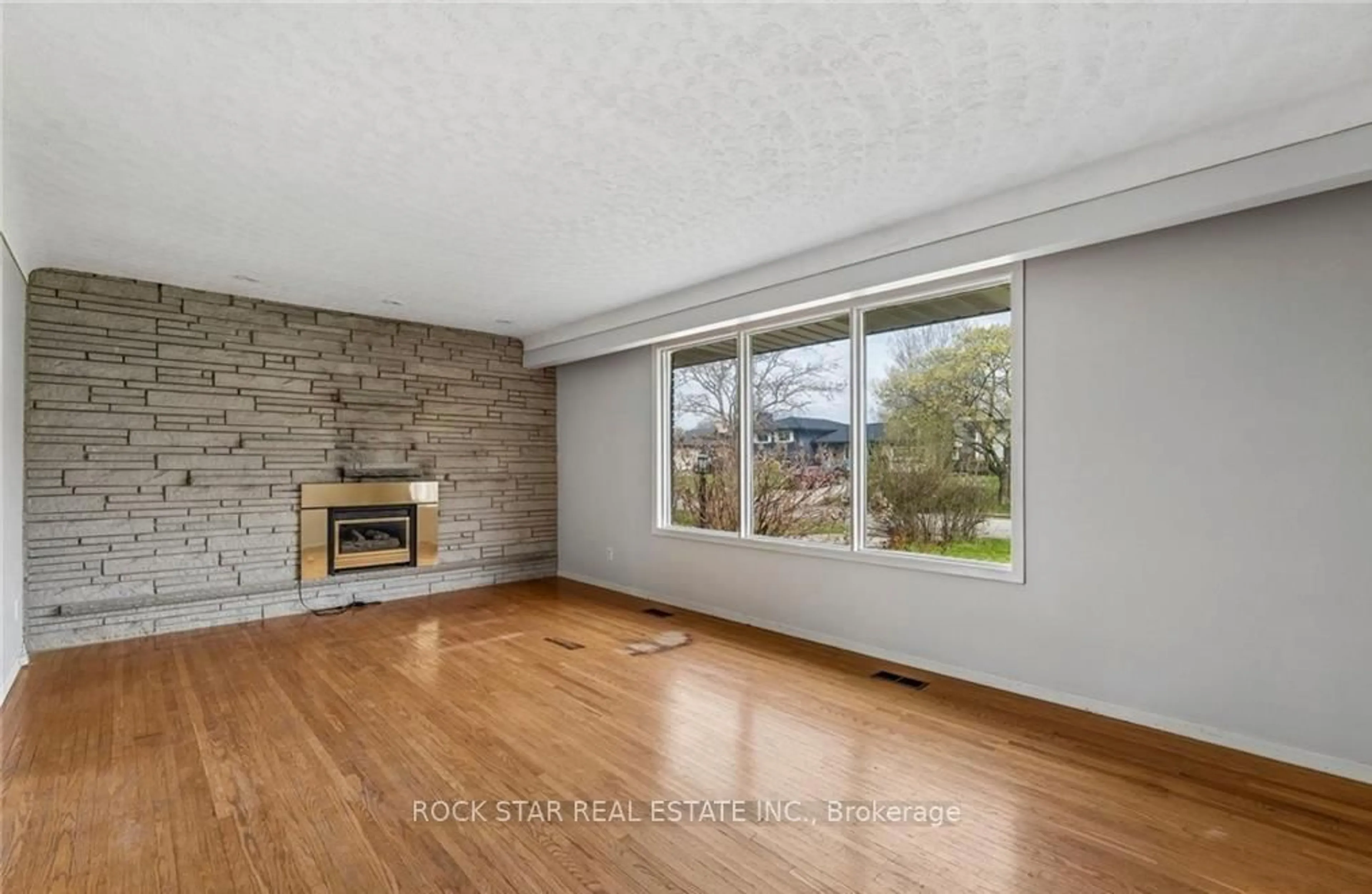 Living room with furniture, wood/laminate floor for 29 Heather Crt, Welland Ontario L3C 4P8